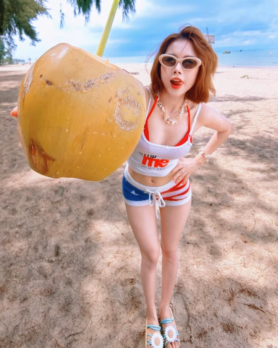 Sự linh hoạt trong việc lựa chọn trang phục giúp cô luôn mới mẻ và thu hút trong mắt người hâm mộ.