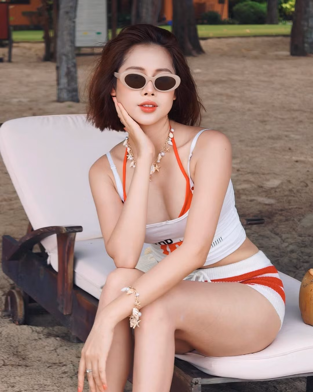 Phương Thoa nổi bật với khả năng biến hóa trong phong cách thời trang. Cô thường xuyên xuất hiện trong những bộ trang phục từ năng động, trẻ trung đến quyến rũ, gợi cảm.