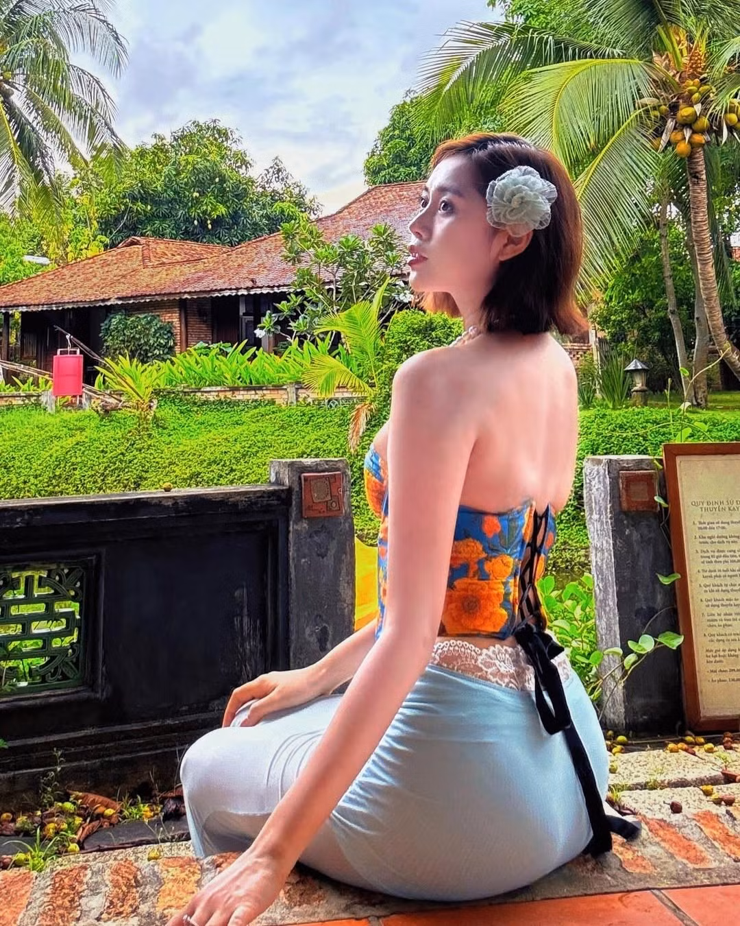 Cô nàng kết hợp cùng áo corset là chiếc chân váy lụa ôm sát, chất liệu nhẹ nhàng, bay bổng giúp tôn dáng mà vẫn giữ được sự thanh lịch. Lớp vải xuyên thấu ở phần eo được cài thêm dây ren và hoa giả, tạo hiệu ứng thị giác bắt mắt, nhấn nhá cho tổng thể thêm phần quyến rũ.