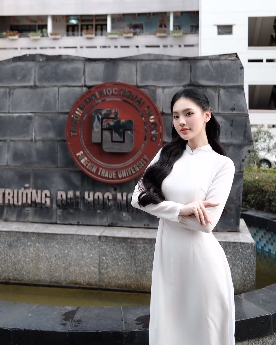 Cô nàng toát lên thần thái tự tin, duyên dáng trong mọi khung hình.