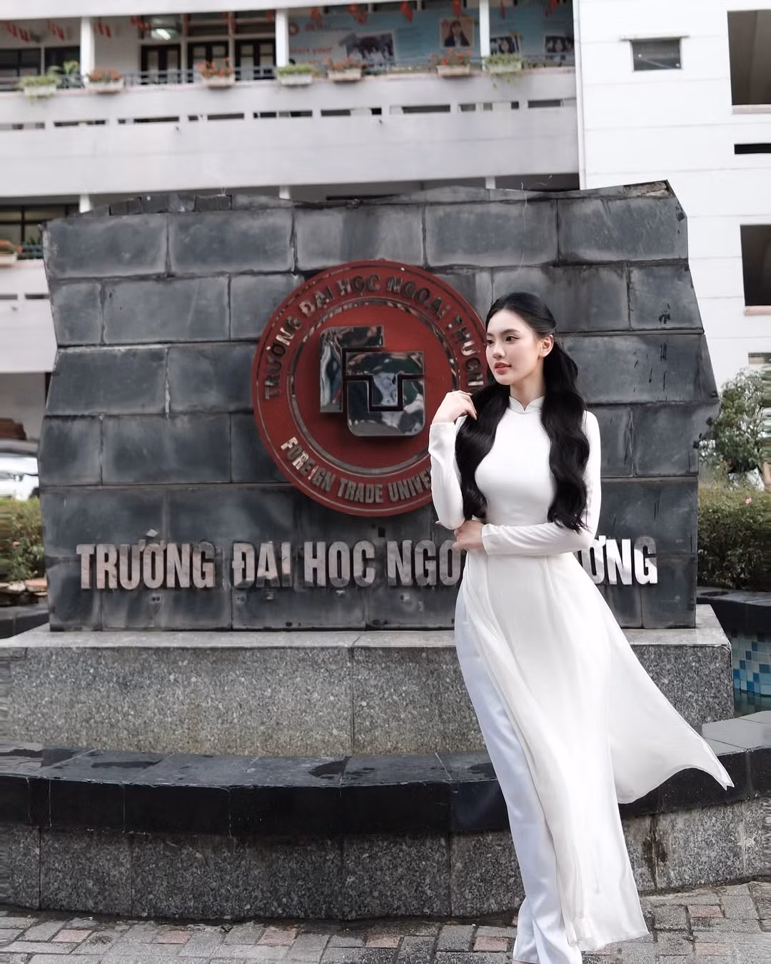 Mái tóc đen dài được tạo kiểu xoăn nhẹ bồng bềnh, kết hợp cùng lối trang điểm tự nhiên, nhẹ nhàng, càng làm tôn lên làn da trắng sáng và gương mặt thanh tú.