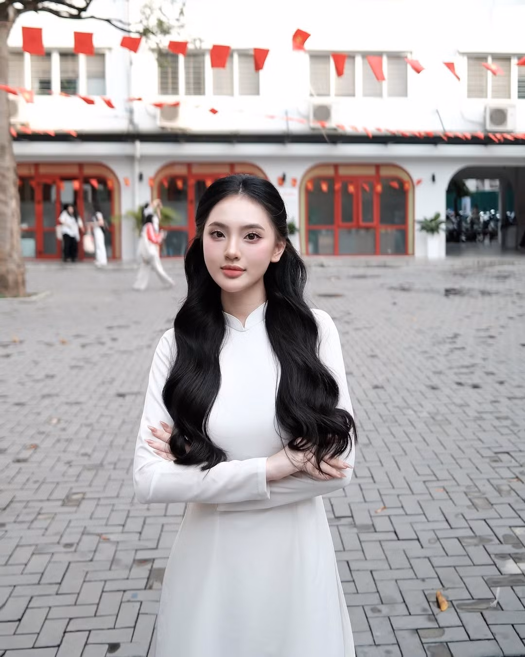 Mới đây, hình ảnh một nữ sinh của trường khoe sắc trong tà áo dài trắng truyền thống đã nhanh chóng "gây sốt" mạng xã hội, nhận về vô số lời khen ngợi bởi vẻ đẹp dịu dàng, thanh tú.
