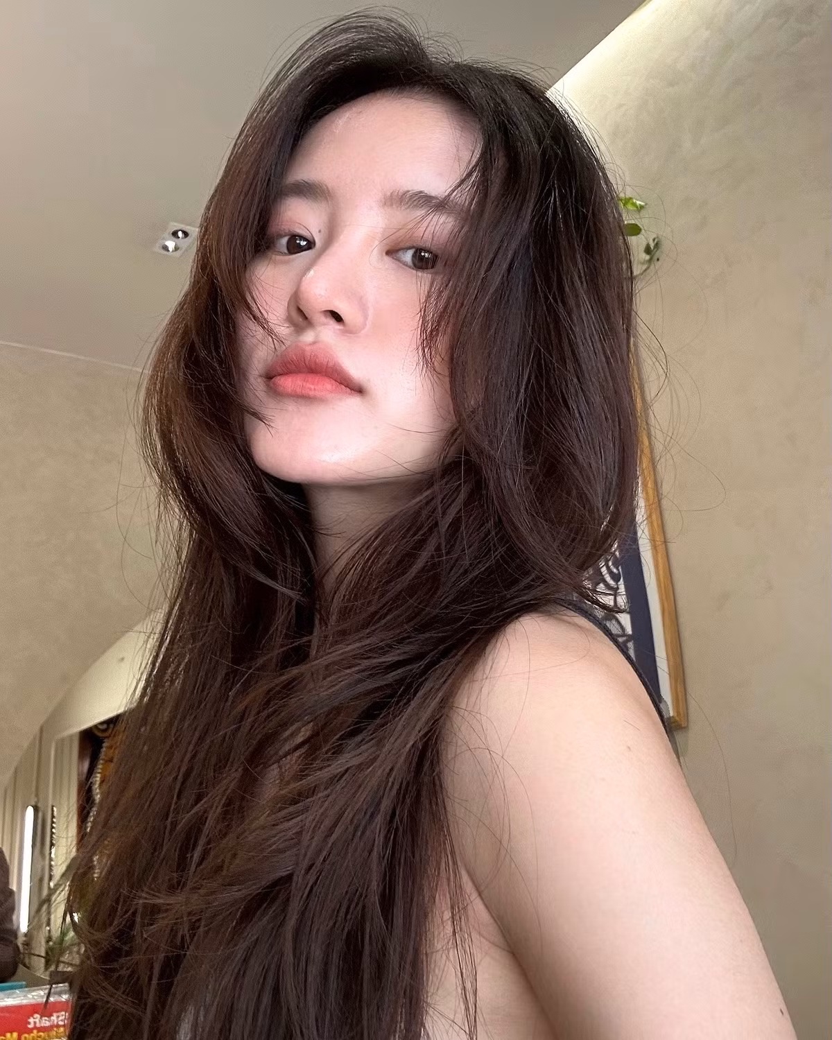 Sự chú ý đổ dồn vào Trâm Ngô bắt nguồn từ những khoảnh khắc cô xuất hiện với vẻ ngoài xinh đẹp, đặc biệt là khi nhìn từ góc nghiêng.