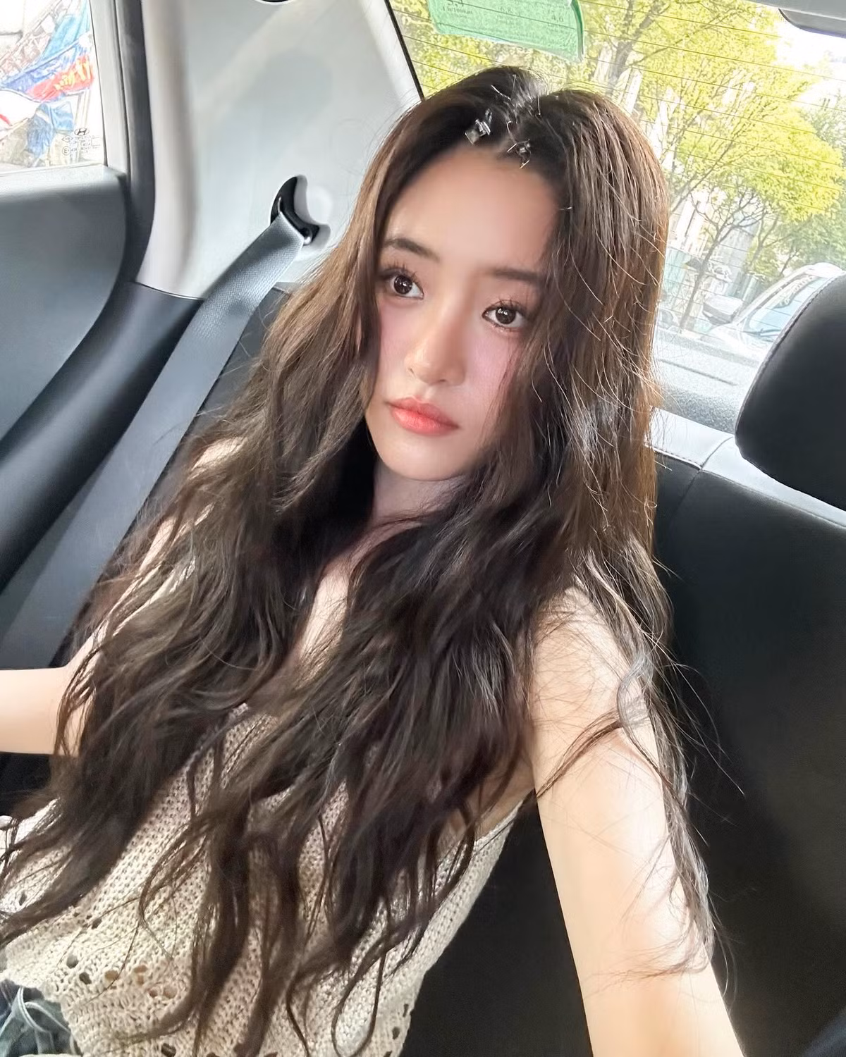 Vẻ đẹp của Trâm Ngô thiên về sự ngọt ngào, duyên dáng và có chút đáng yêu, điều này càng làm tăng thêm sự liên tưởng đến Triệu Lộ Tư - người vốn nổi tiếng với hình tượng trong sáng và nụ cười "kẹo ngọt".