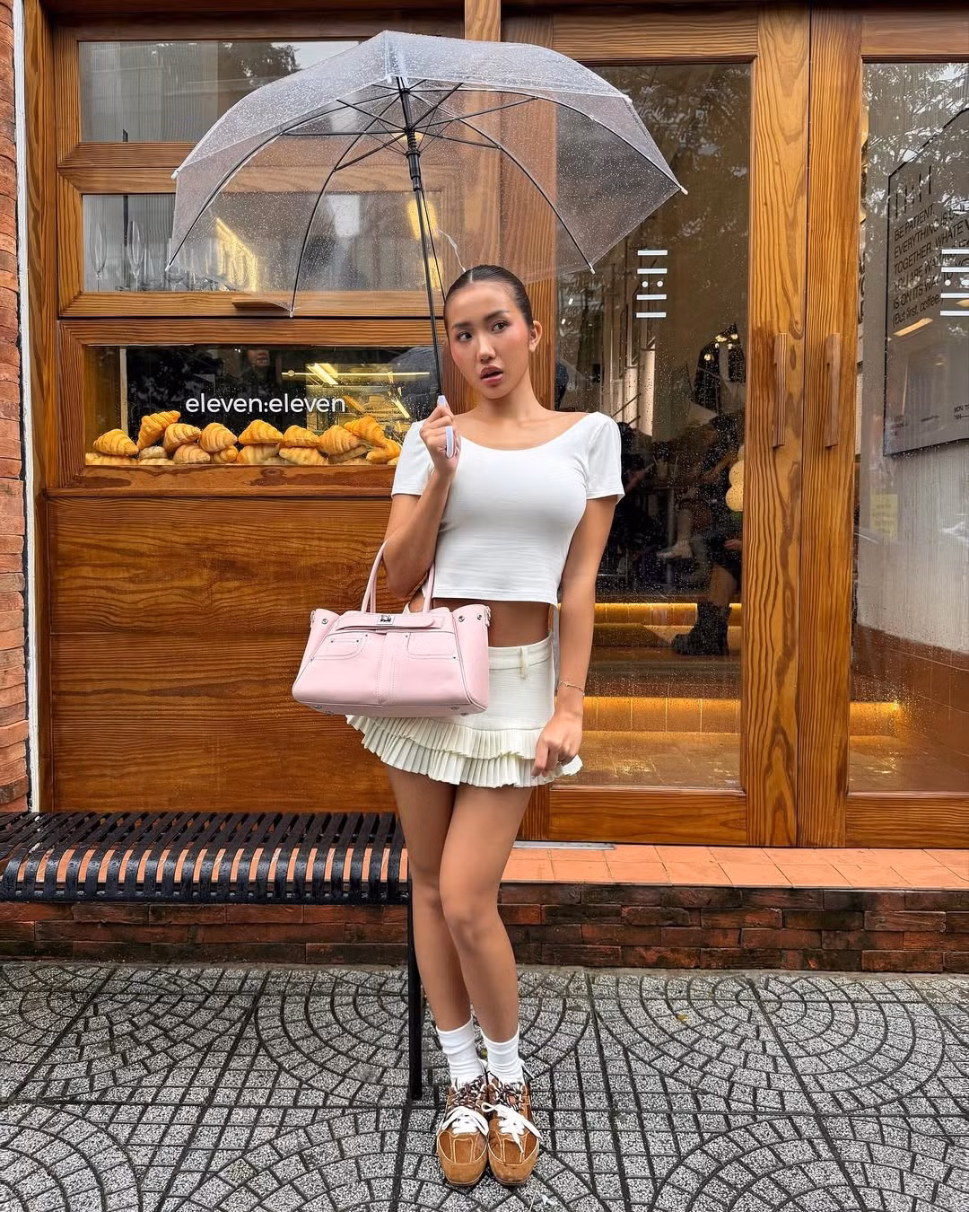 Cô nàng chọn chiếc áo crop top trắng đơn giản nhưng tôn lên vóc dáng mảnh mai. Chiếc áo có phần cổ thuyền nhẹ nhàng ở mặt trước và thiết kế khoét lưng táo bạo ở mặt sau, khoe trọn bờ vai và tấm lưng trần quyến rũ. (Ảnh: IGNV)