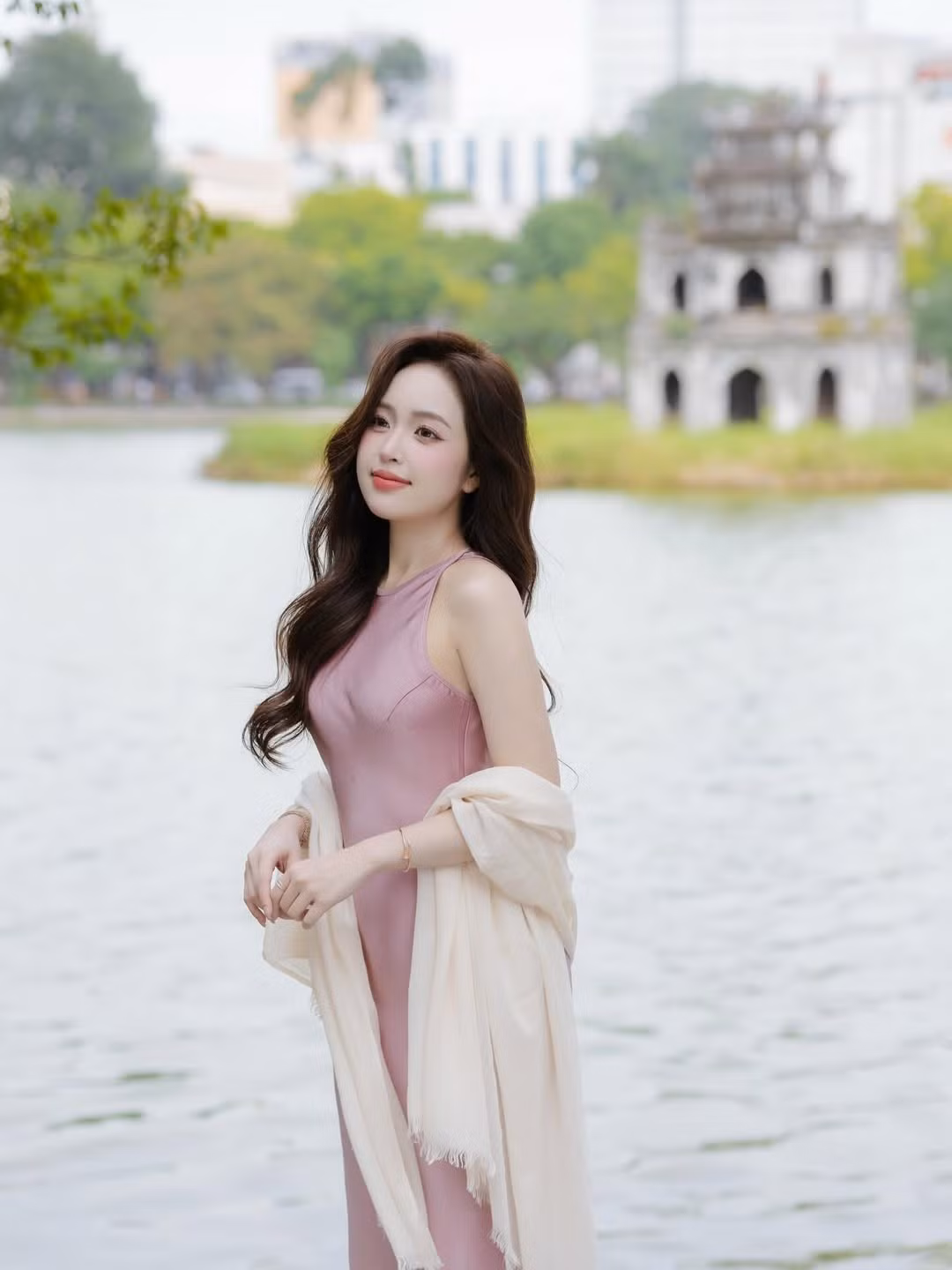 Lê Phương Anh (sinh năm 1997) từ lâu đã là cái tên quen thuộc với giới trẻ Hà Nội. Cô sở hữu gương mặt khả ái, làn da trắng không tì vết cùng phong cách thời trang đa dạng. (Ảnh: IGNV)