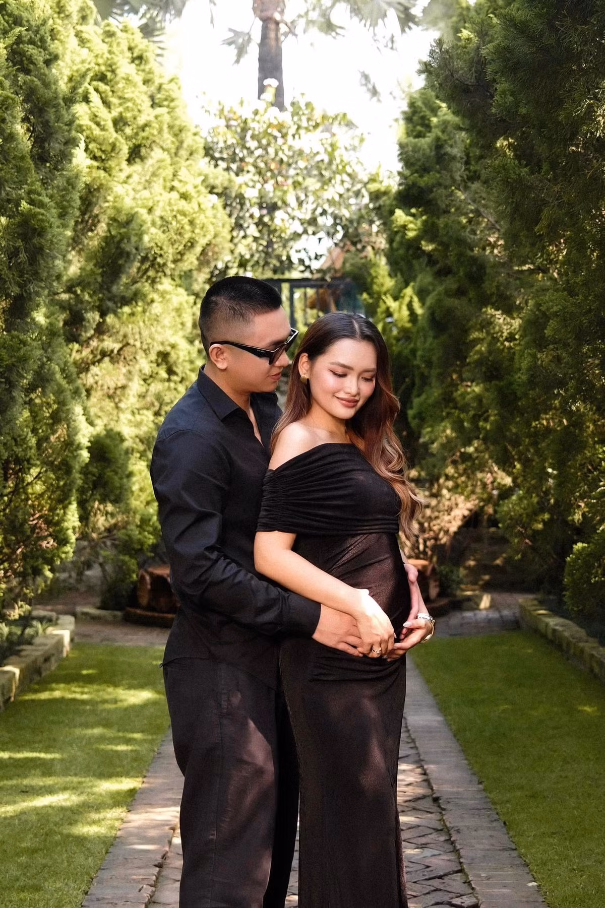 Mọi người đều bày tỏ sự bất ngờ và hạnh phúc khi chứng kiến cặp đôi hot TikToker chuẩn bị bước sang một chương mới của cuộc đời - hành trình làm cha mẹ. (Ảnh: FBNV)