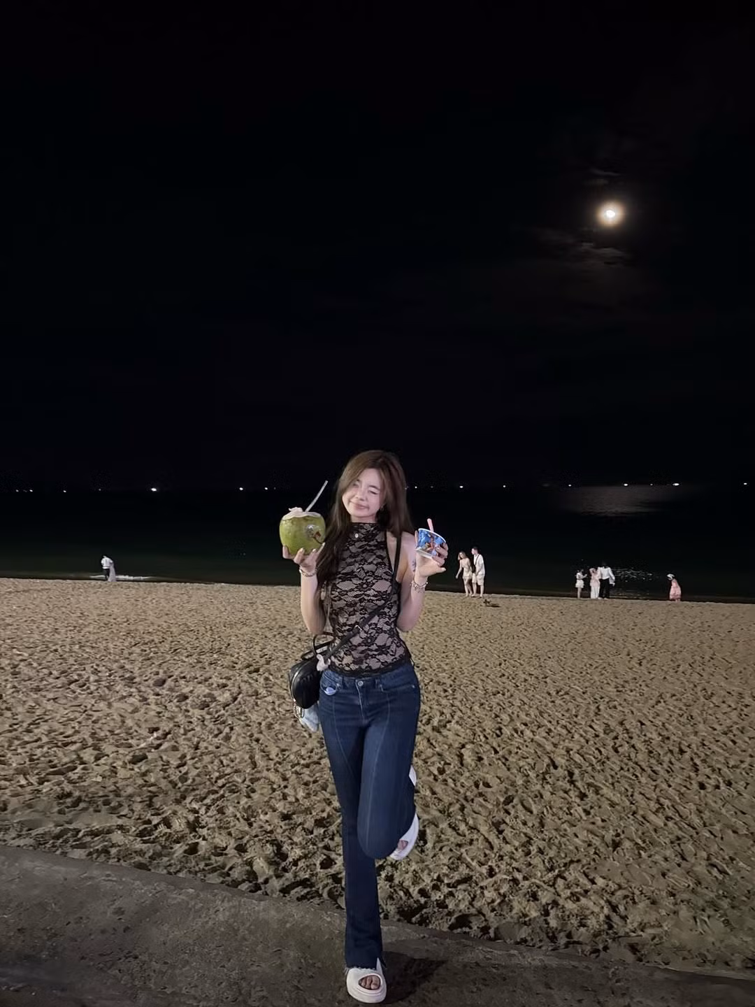 Phông nền là bãi biển Nha Trang với làn nước trong xanh và bầu trời trong vắt càng làm nổi bật nhan sắc của cô nàng. (Ảnh: Instagram @too.polang.3)
