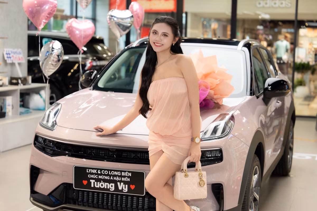 Cô nàng tạo dáng tự tin, hạnh phúc bên cạnh "người bạn đồng hành" mới, nhận được nhiều lời chúc mừng từ bạn bè, đồng nghiệp và người hâm mộ. (Ảnh: FBNV)