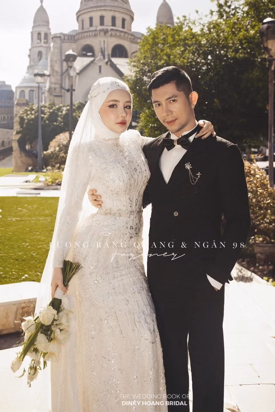 Ngân 98 diện váy cưới bó sát, quấn khăn trùm đầu. Tuy nhiên, gương mặt cô nàng được nhận xét là tròn trịa, sưng phù và khác lạ do mới thực hiện phẫu thuật thẩm mỹ được khoảng 1 tuần.