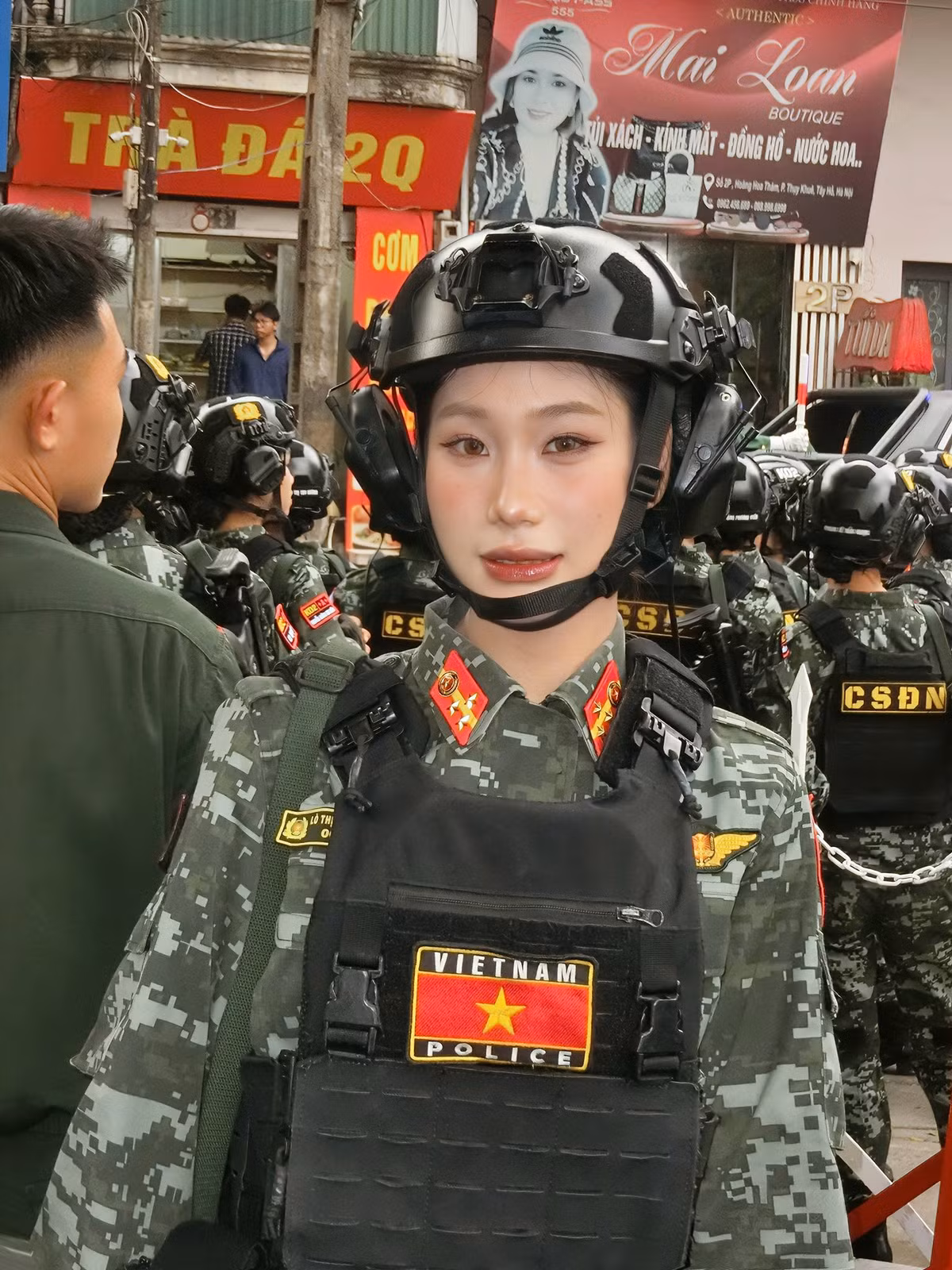 Trong đội hình khối nữ chiến sĩ Cảnh sát đặc nhiệm tham gia diễu binh chào mừng 80 năm Cách mạng Tháng Tám và Quốc khánh 2/9, chiến sĩ Lò Thị Phương Thảo gây ấn tượng với vẻ đẹp nghiêm nghị, sắc sảo. (Ảnh: FBNV)