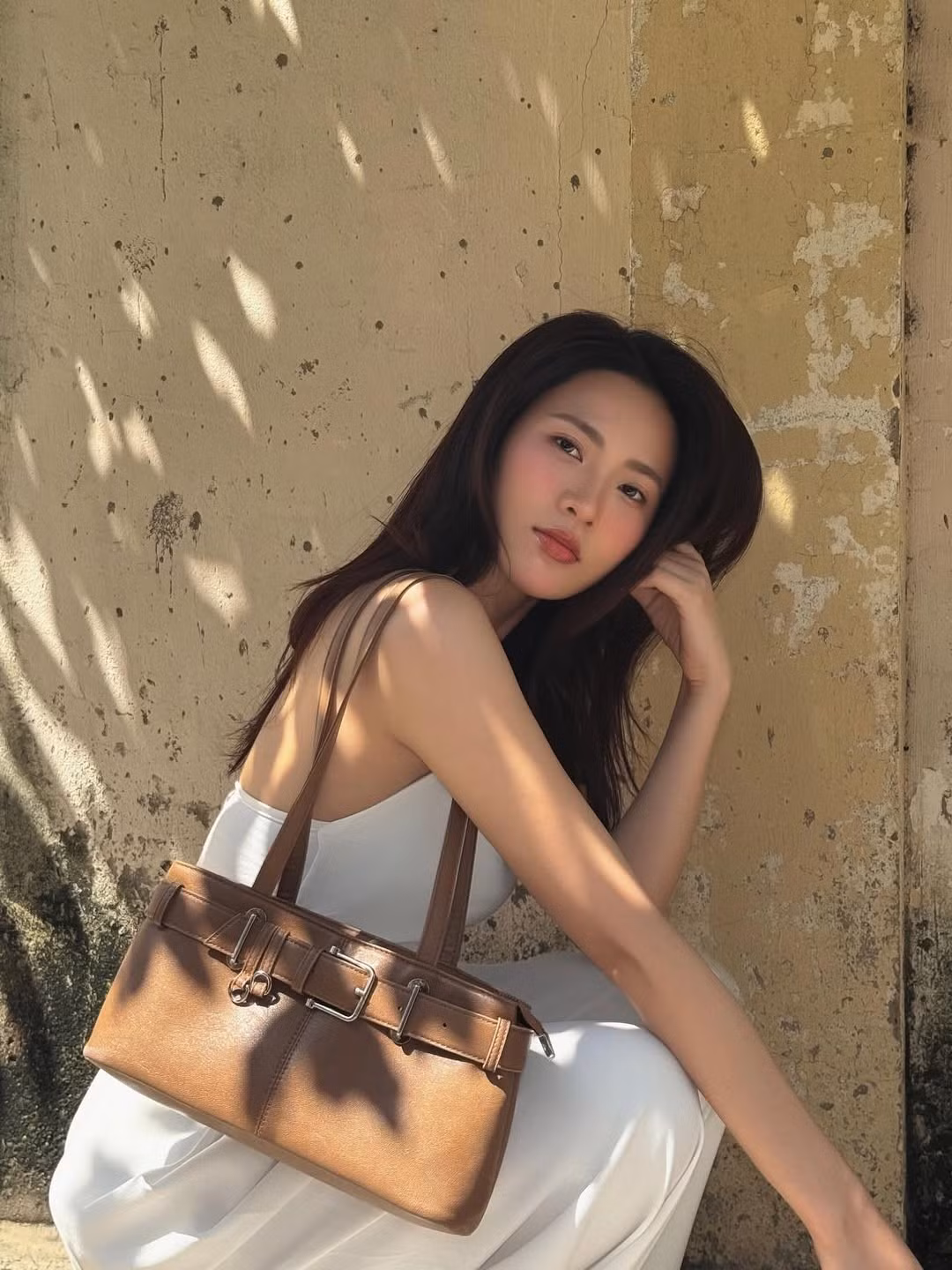 Loạt ảnh này của Minh Trang không chỉ thể hiện vẻ đẹp thanh lịch, nữ tính mà còn khắc họa một khía cạnh rất đời thường, bình yên. (Ảnh: IGNV)