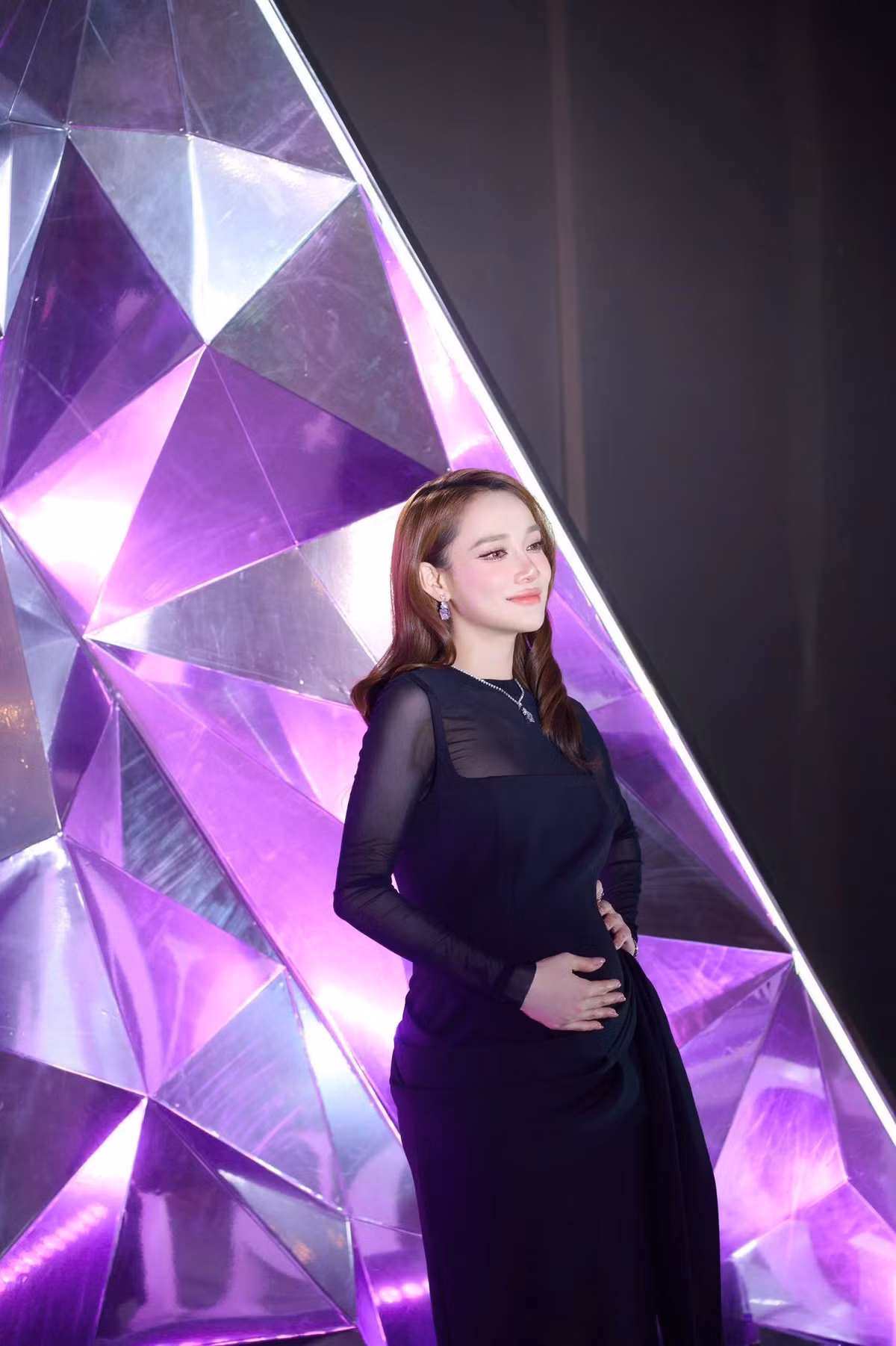 Nhiều khán giả nhận xét rằng, nhìn Nhã Phương, khó ai nghĩ cô đang mang bầu lần 3. (Ảnh: FB Nabi Nhã Phương)