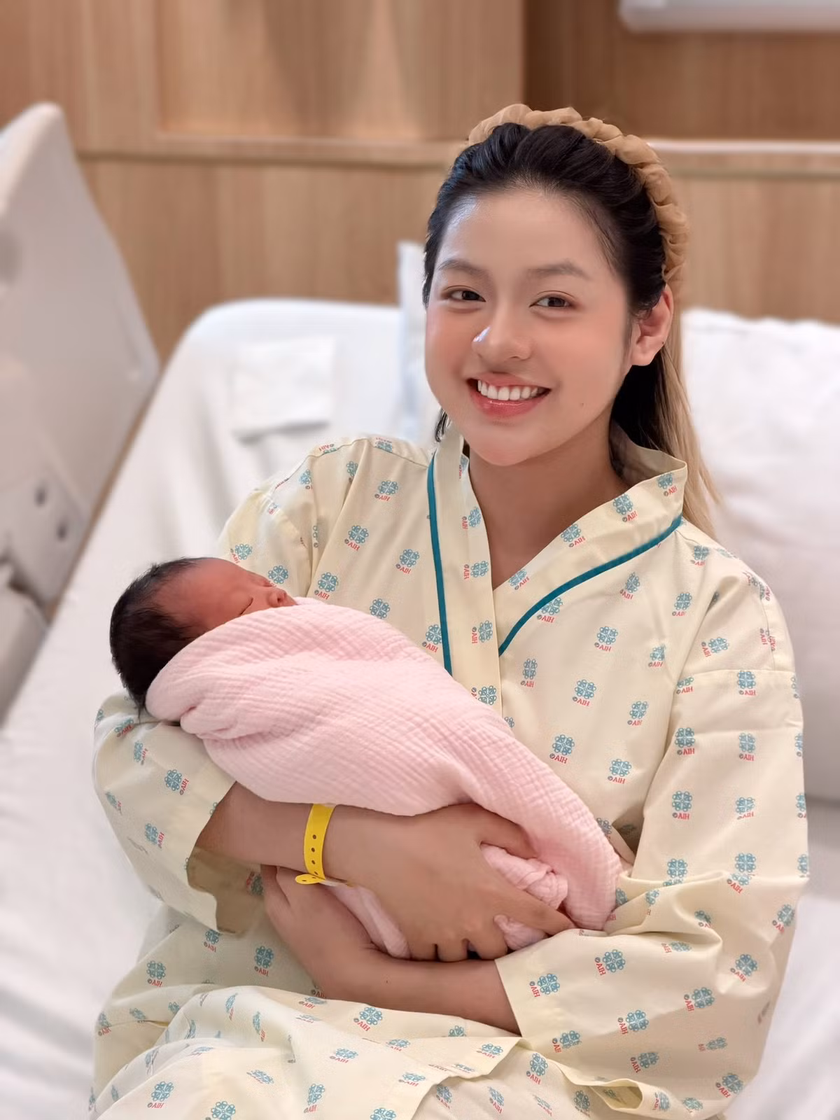 Mặc dù Thanh Tâm được biết đến là có cuộc sống hôn nhân hạnh phúc, được chồng CEO cưng chiều và hỗ trợ hết mực, nhưng những thay đổi tâm lý sau sinh vẫn có thể xảy ra với bất kỳ người mẹ nào. (Ảnh: FBNV)