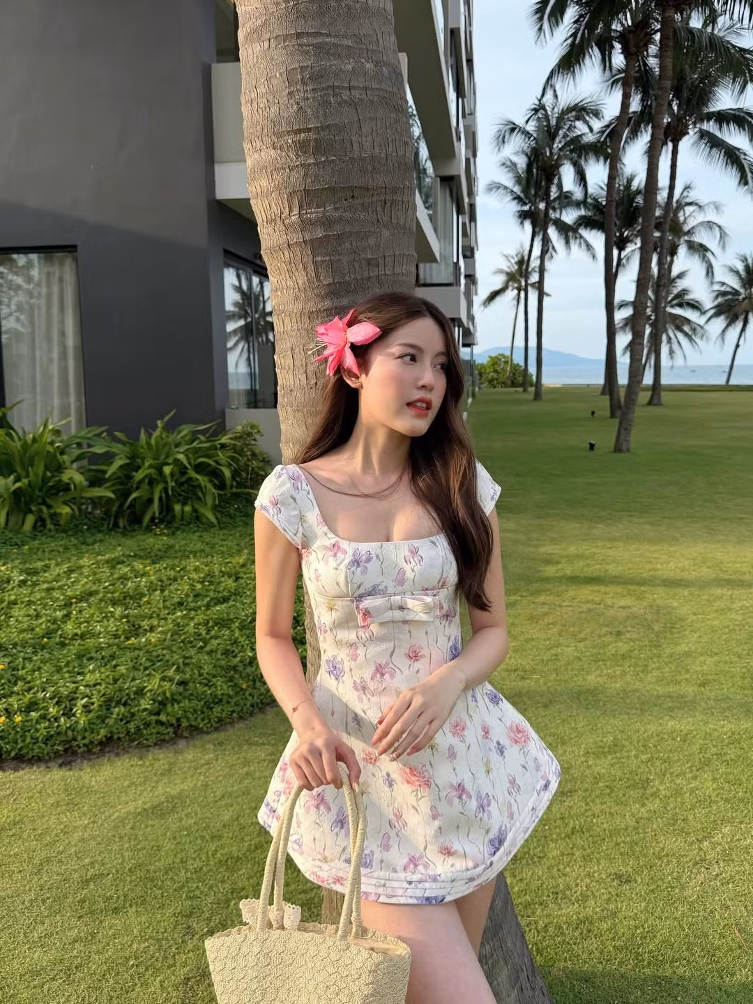 Chiếc váy không chỉ tôn lên vẻ đẹp thanh thoát, dịu dàng mà còn khéo léo làm nổi bật lợi thế hình thể của cô nàng – đó chính là đôi chân dài thon gọn và thẳng tắp. Đây chính là điểm nhấn "ăn tiền" khiến người xem không thể rời mắt khỏi loạt ảnh này.