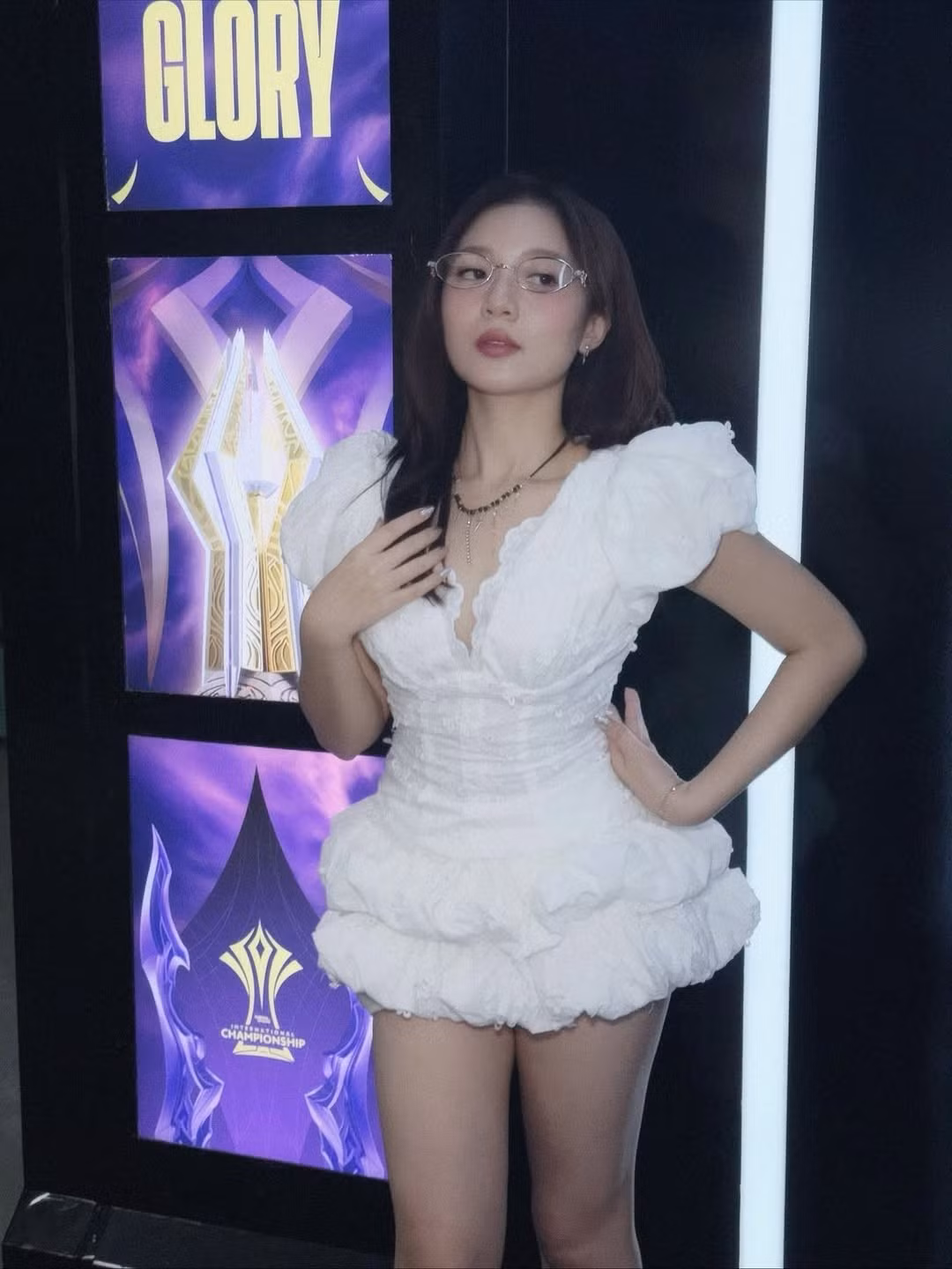 Ánh mắt cuốn hút cùng nụ cười tươi tắn giúp cô tự tin tạo dáng trước poster của giải đấu, thể hiện được sự chuyên nghiệp và năng lượng tích cực. (Ảnh: IGNV)