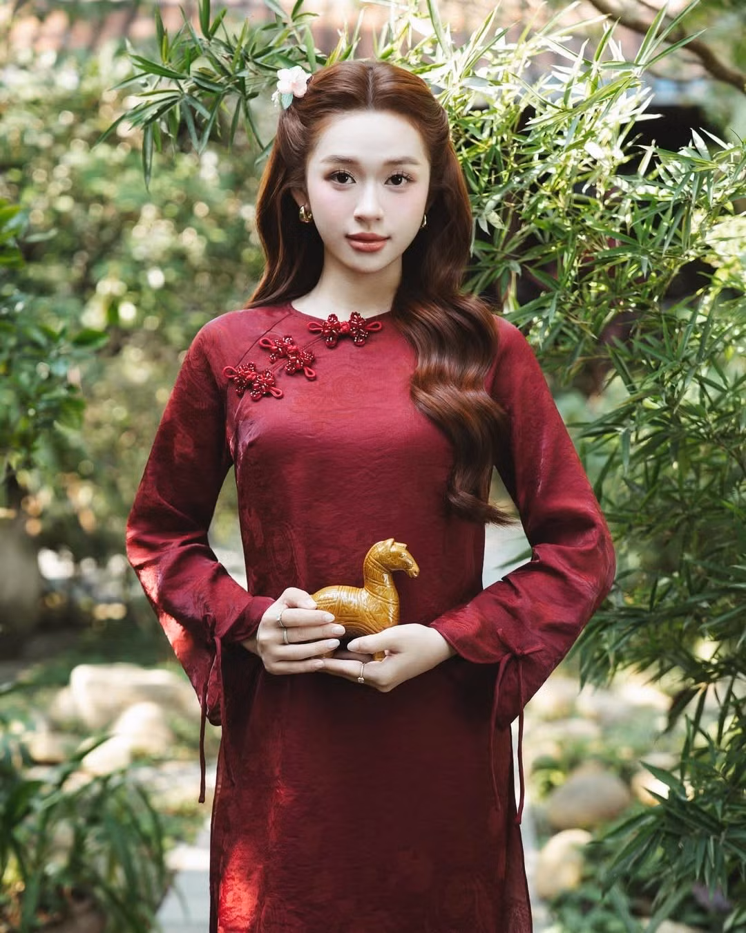 Không cần tạo dáng cầu kì, chỉ một nét cười duyên dáng hay tạo dáng nhẹ nhàng của Karty Chang đã tạo nên một khung hình đẹp như tranh vẽ, gợi nhớ về vẻ đẹp của phụ nữ Hà Thành xưa. (Ảnh: IGNV)