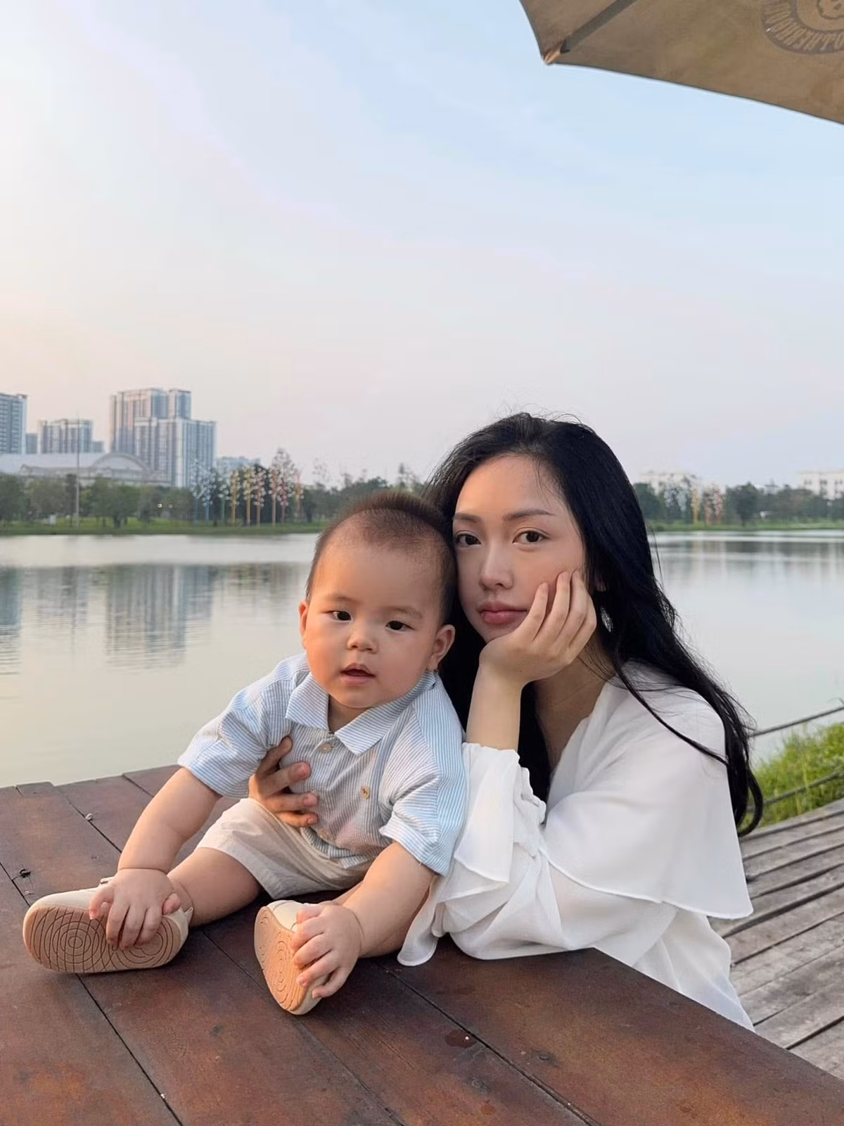 Dù đã kết hôn, Mai Hà Trang vẫn giữ nguyên thần thái trẻ trung, năng động và gu thời trang cuốn hút.