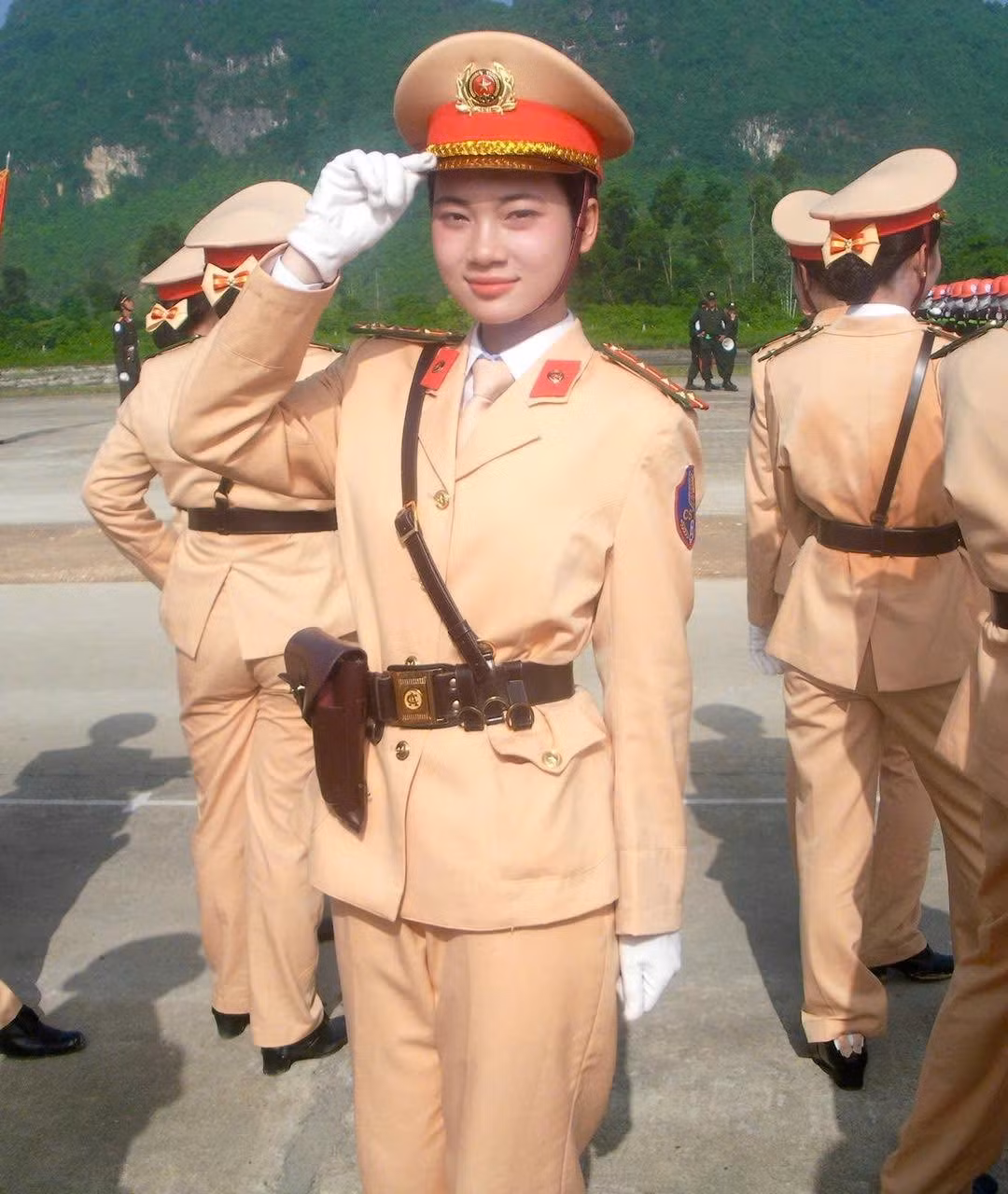 Nụ cười rạng rỡ, ánh mắt kiên định của cô giữa hàng ngũ nghiêm trang đã trở thành biểu tượng cho sự mạnh mẽ, không ngại khó khăn những nữ chiến sĩ. (Ảnh: FB Phương Nguyễn)