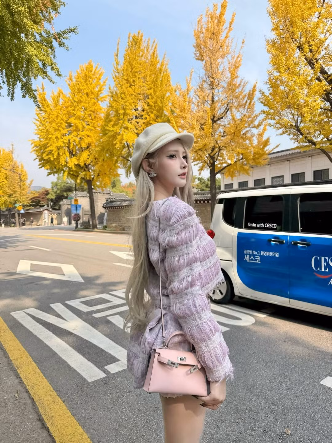 DJ Jenny Yến đã chọn một set đồ thời thượng mang đậm chất tiểu thư ngọt ngào. Cô diện set tweed với tông màu hồng pastel nhẹ nhàng xen lẫn trắng, khoe trọn vòng eo thon gọn và đôi chân dài miên man (Ảnh: IGNV)