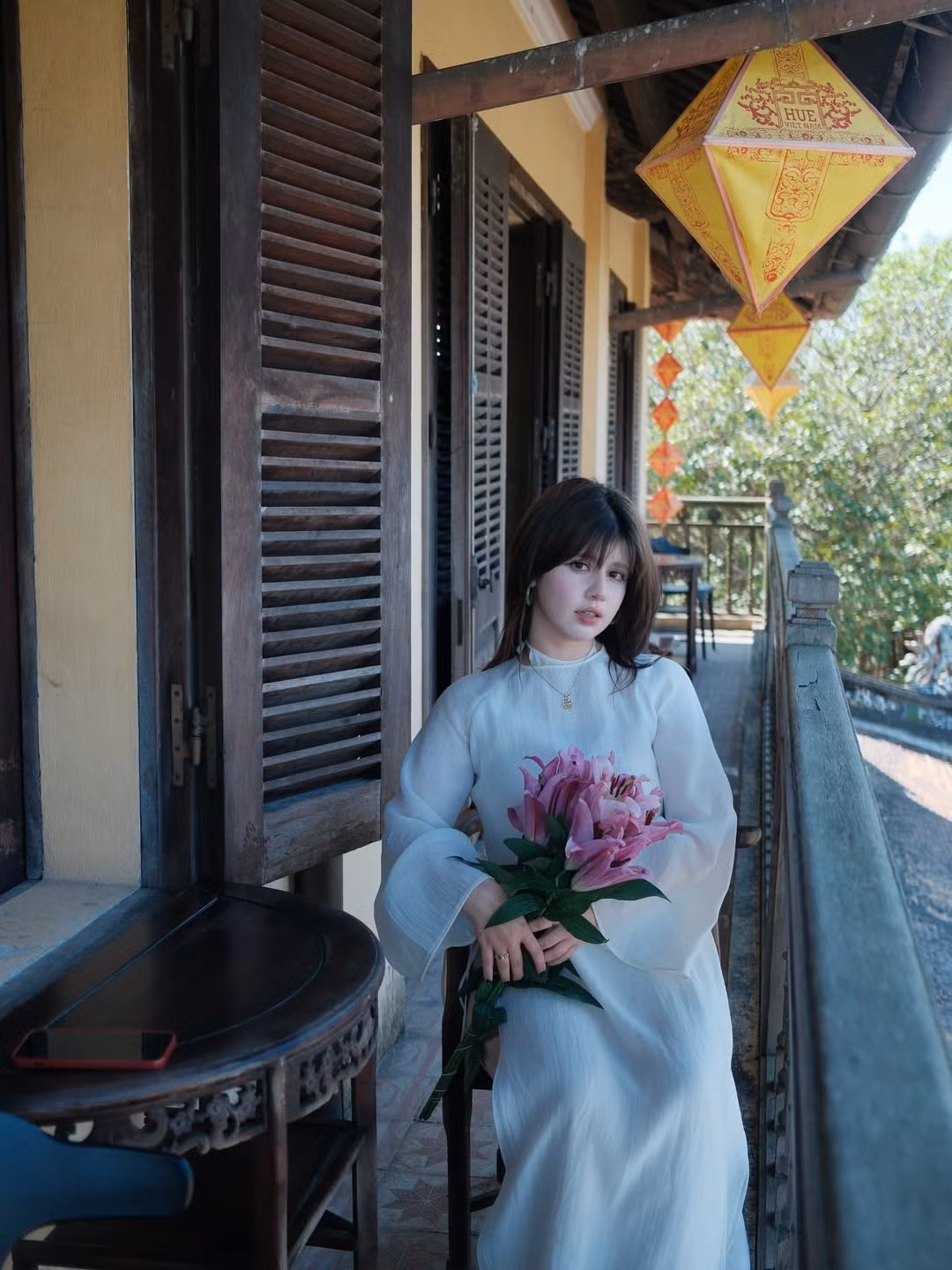Dưới cái nắng vàng nhẹ của miền Trung những ngày cuối năm, nàng hot girl 2k1 hiện lên như một "nàng thơ" thực thụ. (Ảnh: IGNV)