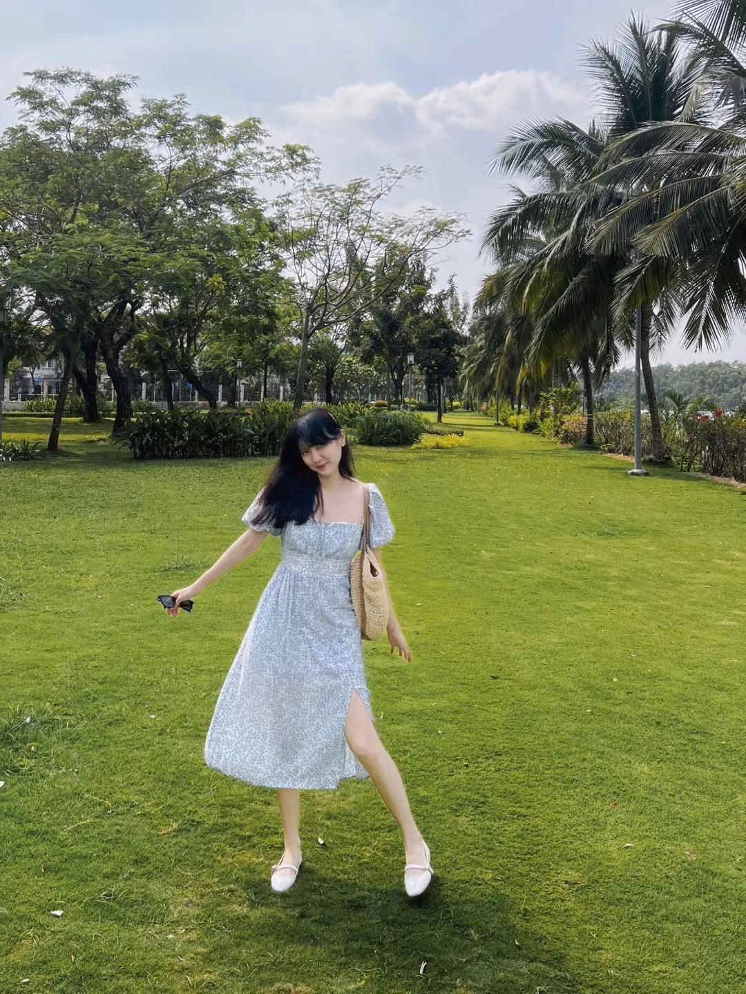 Chiếc váy dáng dài tay bồng, xẻ nhẹ phần tà tôn lên sự thanh lịch nhưng vẫn phảng phất nét quyến rũ.