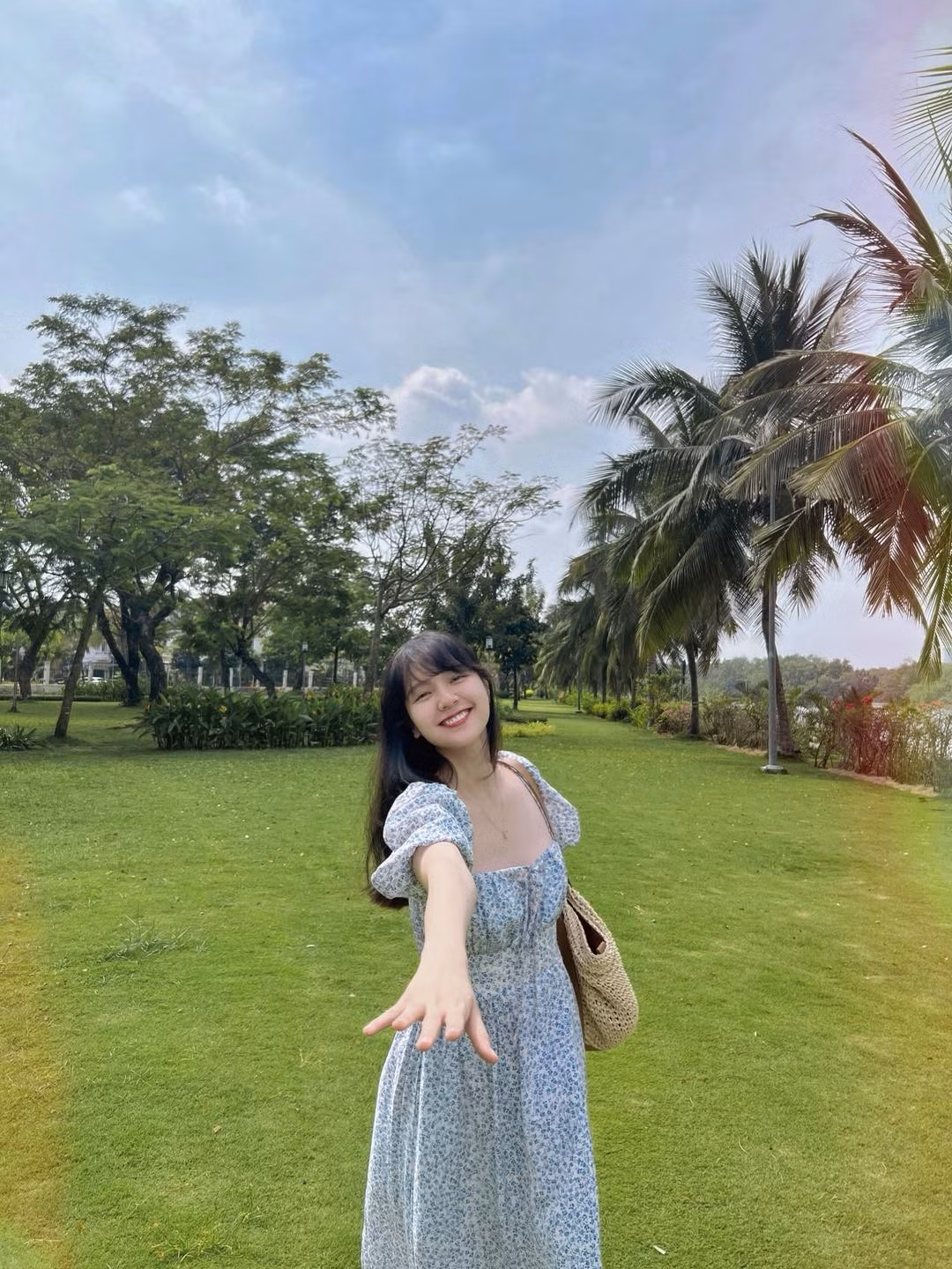 Cô kết hợp cùng giỏ cói và đôi giày búp bê trắng, hoàn thiện hình ảnh một cô gái hiện đại nhưng mang tâm hồn đầy chất thơ.