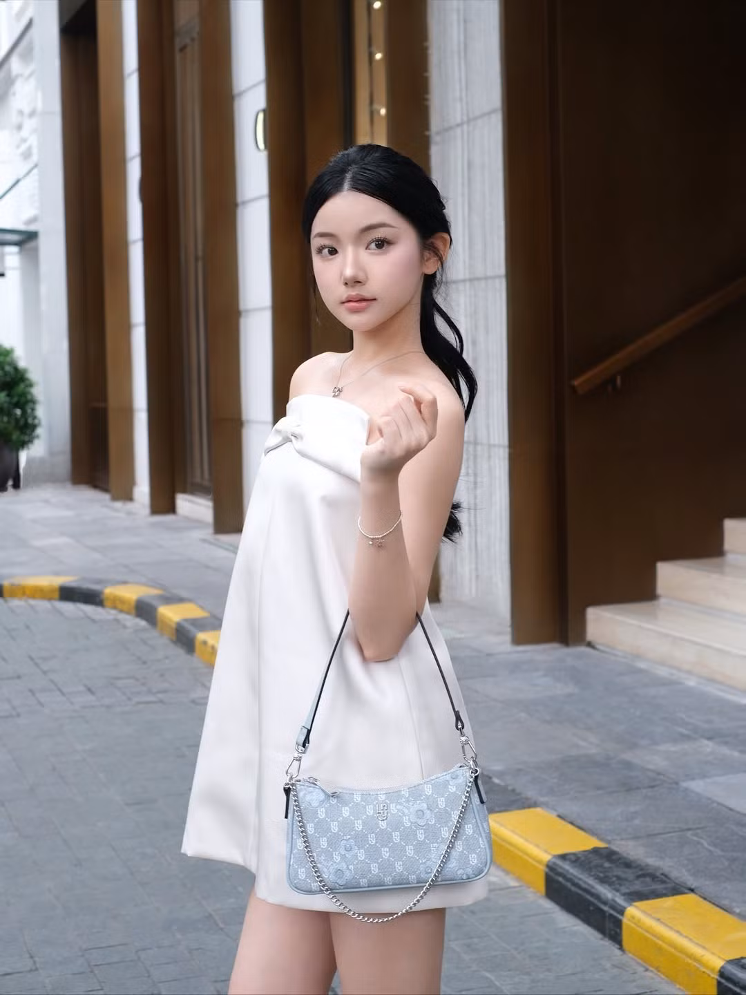 Trong loạt ảnh mới, cô nàng khiến người hâm mộ phải trầm trồ với set đồ tối giản nhưng vô cùng hút mắt. (Ảnh: FBNV)