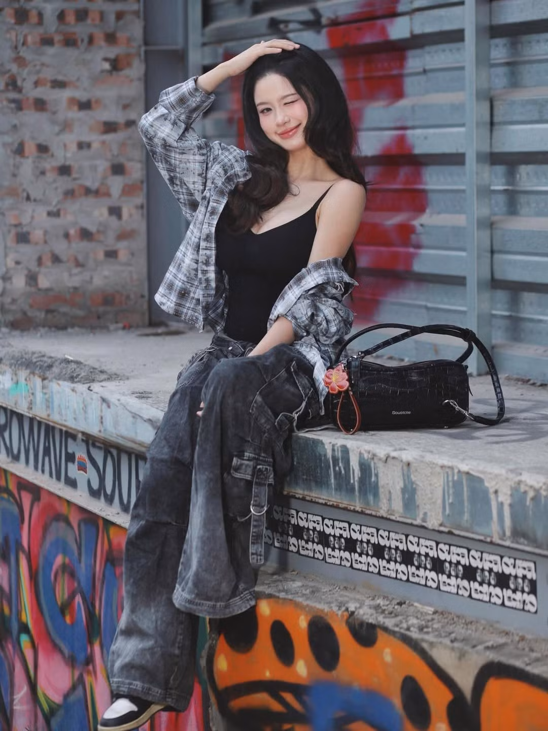 Hàn Hằng và Huyme đã có một hành trình yêu đương đầy thăng trầm trước khi đi đến cái kết viên mãn bằng một đám hỏi hoành tráng tại Thanh Hóa vào tháng 3/2025, sau đó đón con đầu lòng vào tháng cùng năm. (Ảnh: IGNV)