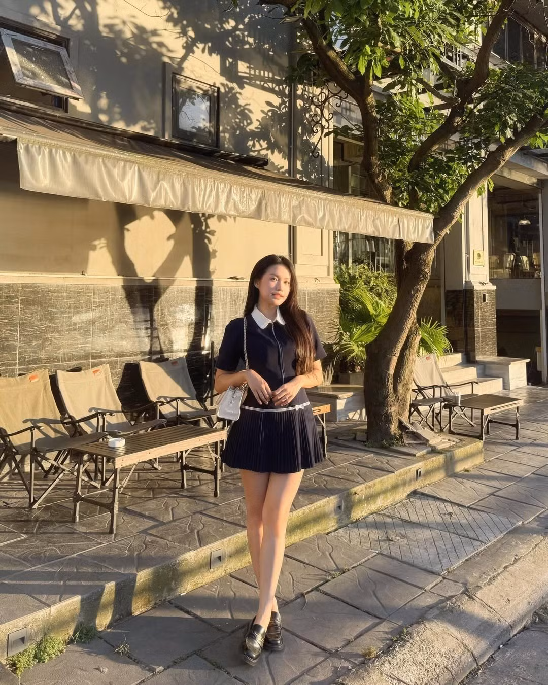 Dưới ánh nắng vàng của buổi chiều Hà Nội, cô nàng như bước ra từ một bộ phim thanh xuân ngọt ngào của Hàn Quốc.