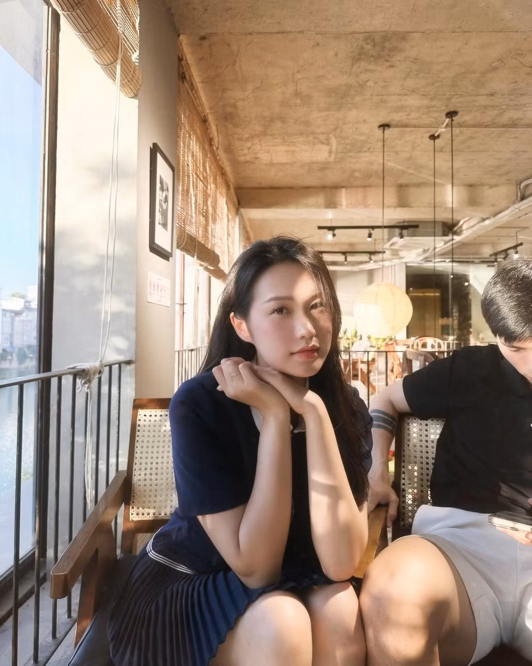 Không gian quán cafe nơi cô nàng check-in cũng rất "ăn hình", với nội thất gỗ cổ điển, ban công hướng hồ và ánh sáng tự nhiên tràn ngập – đúng chất nơi hẹn hò lý tưởng cho các nàng yêu thích phong cách nhẹ nhàng, vintage.