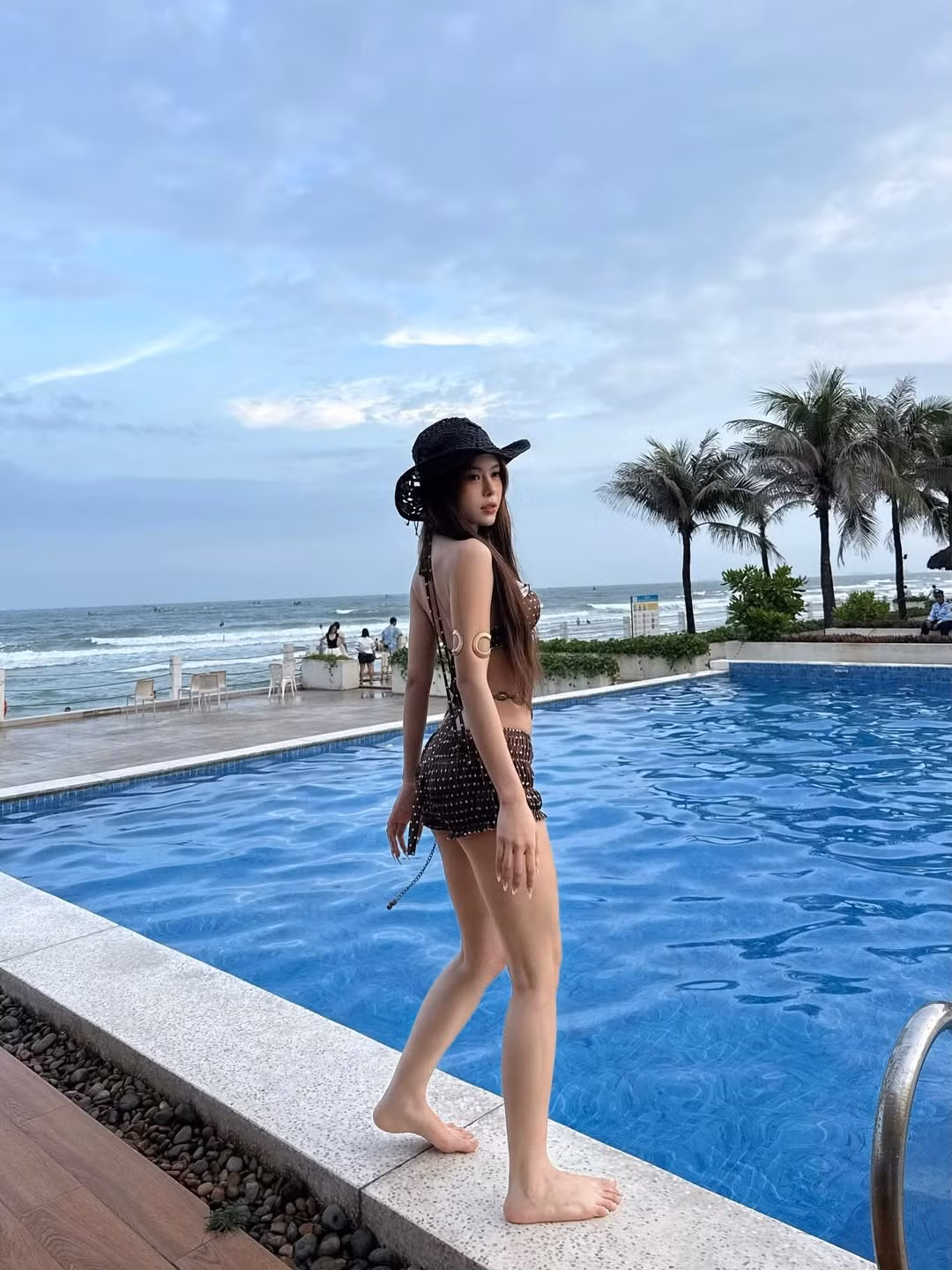 Trong loạt ảnh mới nhất được chia sẻ, Võ Nữ Ngân Hà khiến người xem không khỏi trầm trồ khi khoe trọn vẻ đẹp hình thể quyến rũ trong bộ bikini hai mảnh chấm bi màu nâu.