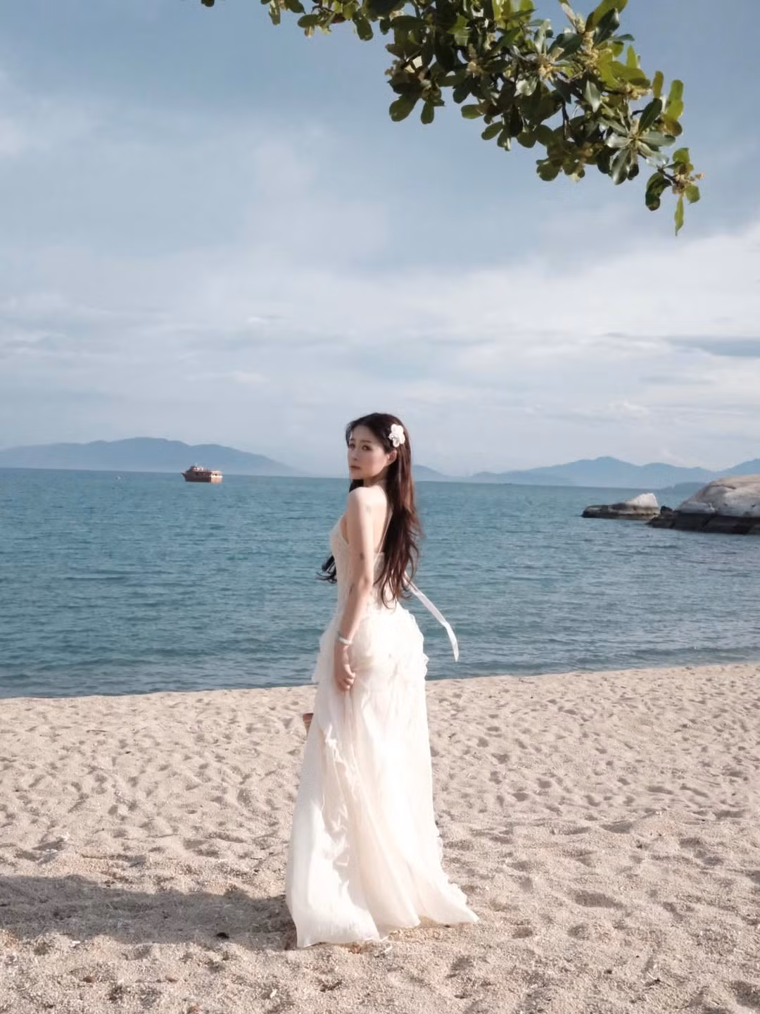 Thời trang đi biển của cô nàng rich kid đình đám Chao (tên thật Nguyễn Châu Anh) luôn nhận về đánh giá cao từ người hâm mộ. Trong loạt ảnh mới nhất, Chao tự tin sải bước bên một vùng biển vắng trong chuyến nghỉ dưỡng gần đây của mình. (Ảnh: IGNV)