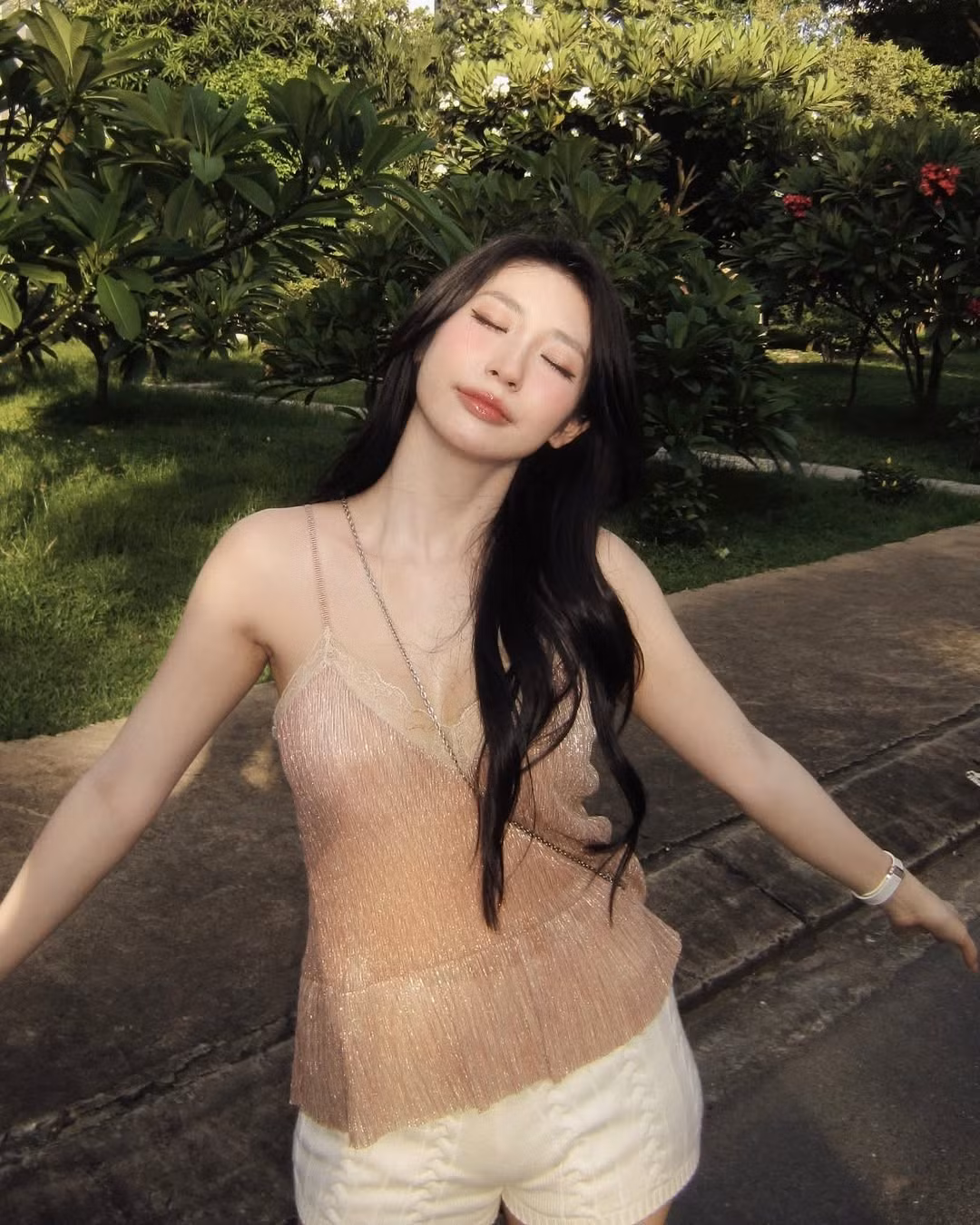 Trang phục này không chỉ tôn lên vóc dáng mảnh mai mà còn mang lại cảm giác thoải mái, hòa mình vào thiên nhiên.