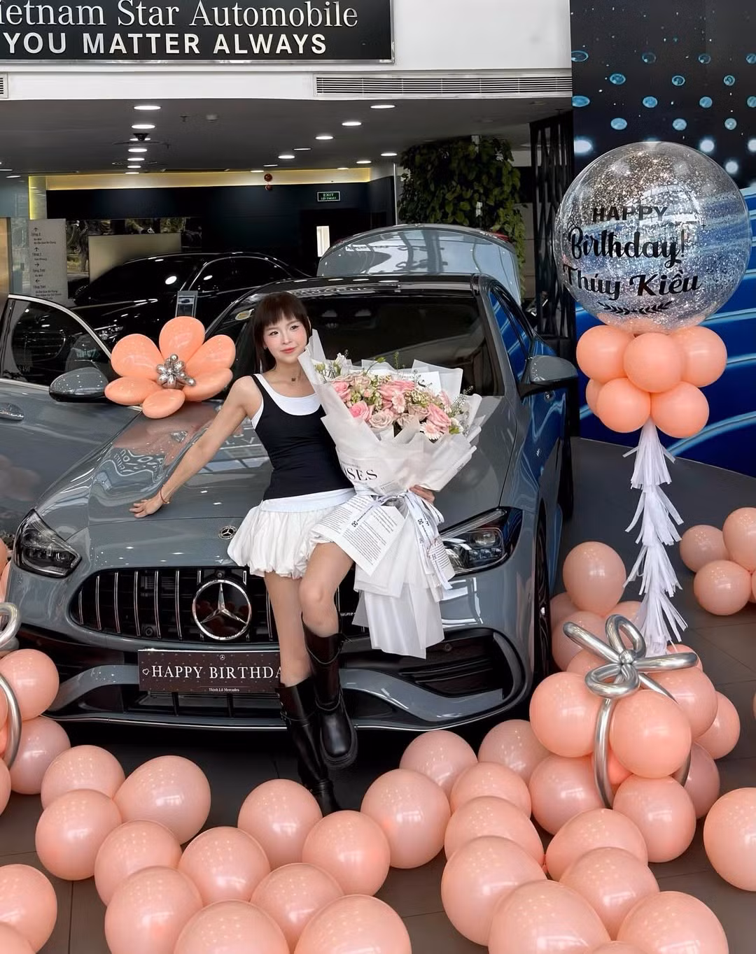 Đặc biệt, không gian buổi lễ nhận xe được trang trí vô cùng cầu kỳ với hàng trăm đóa hoa hồng phủ kín từ sàn nhà đến tận khoang nội thất, cùng bóng bay tông hồng pastel ngọt ngào. (Ảnh: IGNV)