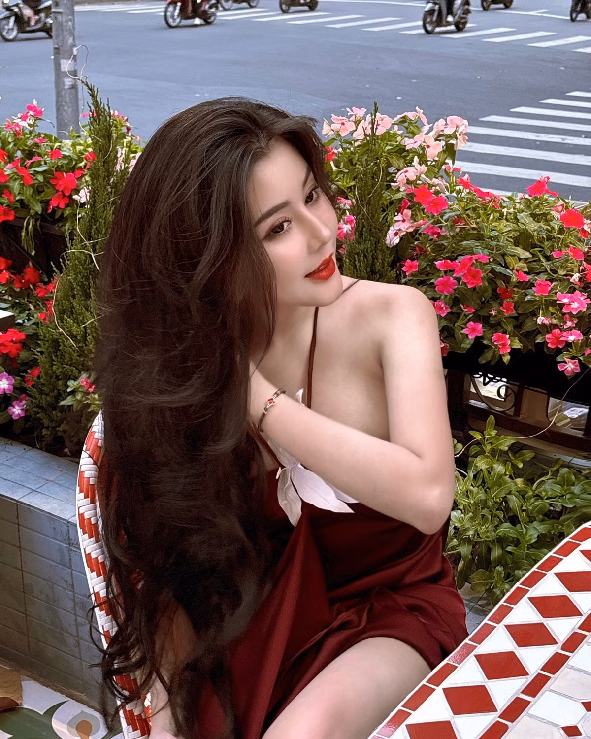 Với hơn 1 triệu người theo dõi trên mạng xã hội, cái tên Võ Ngọc Trân vẫn luôn là tâm điểm chú ý mỗi lần xuất hiện. Loạt ảnh mới một lần nữa khẳng định đẳng cấp visual "hot girl số 1 Sài thành" của cô nàng là điều không thể bàn cãi.