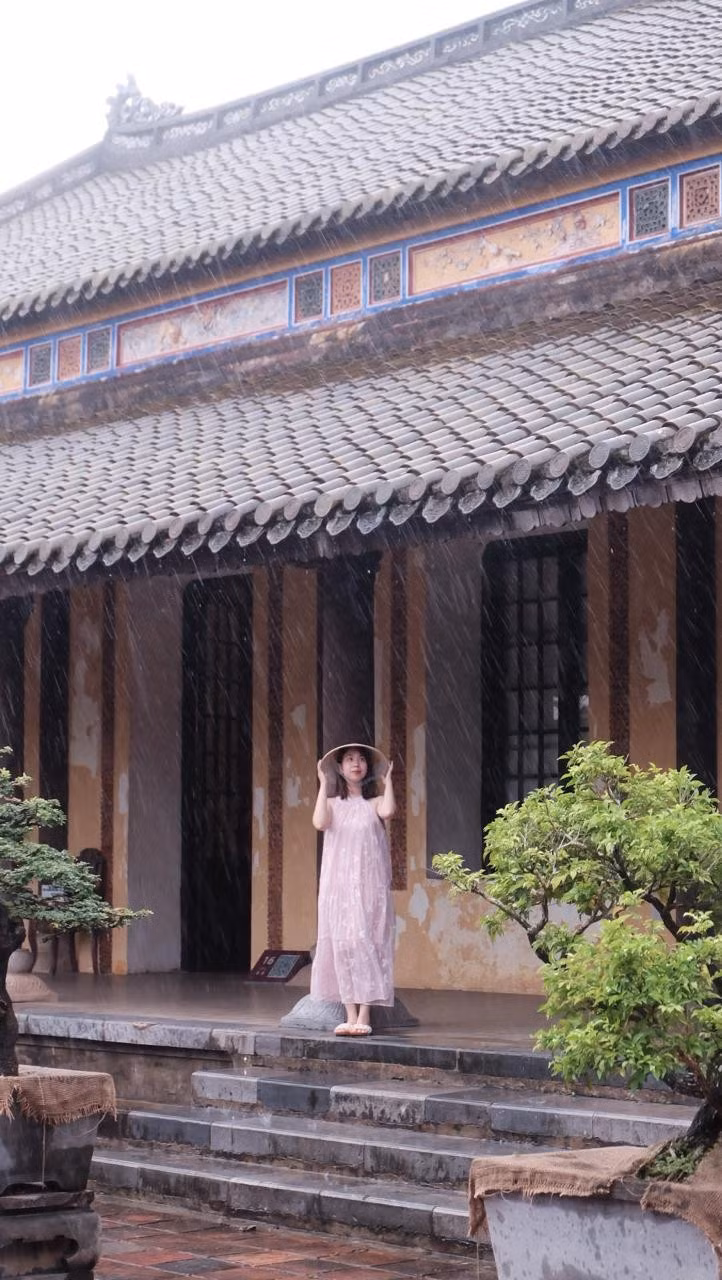 Tiết trời mưa bay bay cũng mang lại cho Huế cảm giác trầm lắng, trữ tình. Nhiều du khách đã chia sẻ bộ ảnh chụp cùng mưa xứ Huế khiến người xem phải xuýt xoa về độ nghệ thuật.