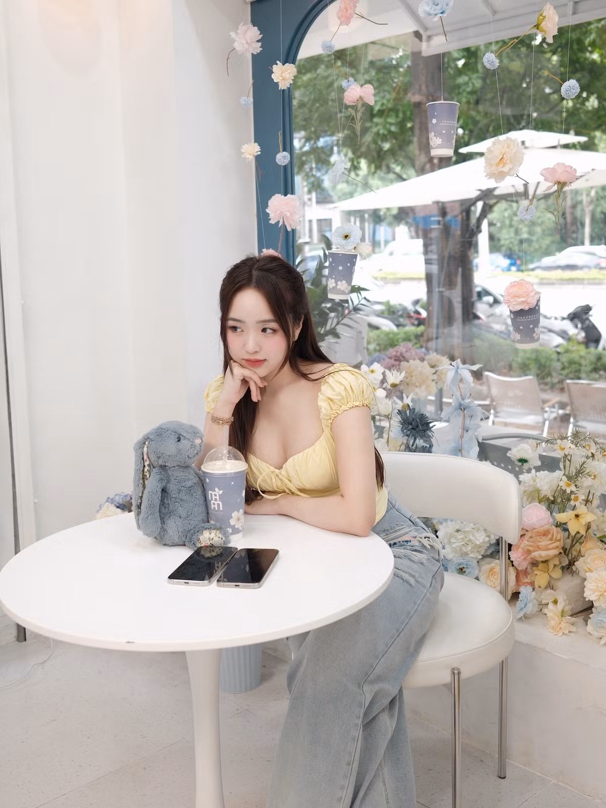 Những hình ảnh cô nàng diện áo dài trắng từng phủ sóng khắp các diễn đàn mạng xã hội với vẻ đẹp trong trẻo, ngọt ngào. (Ảnh: IGNV)