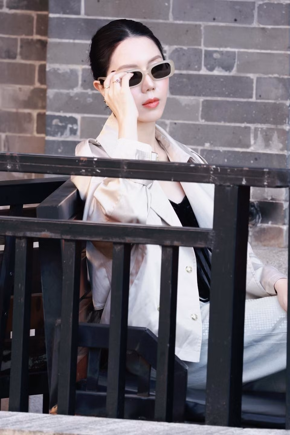 Ngày nay, "trạm tỷ" được sử dụng rộng rãi hơn, ám chỉ những nhiếp ảnh gia đường phố chuyên nghiệp chuyên chụp các phong cách thời trang. Họ có khả năng bắt góc nhanh, nắm bắt thần thái đối tượng và đặc biệt là cam kết giao sản phẩm đã chỉnh sửa ngay trong ngày. (Ảnh: FBNV)