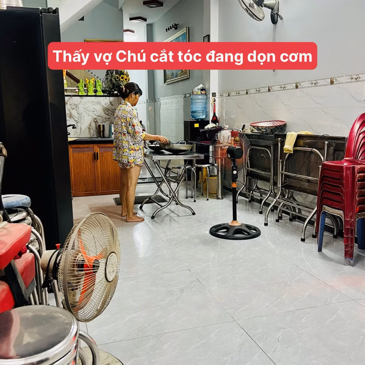 Trong lúc thợ đang tắm, vợ chủ tiệm đã bắt đầu dọn cơm tối: "Thấy vợ Chú cắt tóc đang dọn cơm". Ngay sau đó, thợ cắt tóc, cũng vừa tắm xong và nhanh chóng ra bới cơm: "Chú thợ mới tắm xong ra bới cơm" .