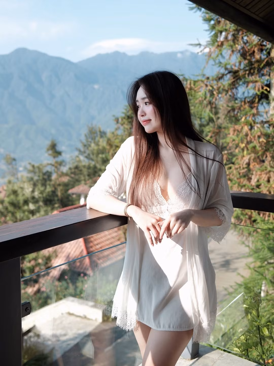 Trong bộ váy ngủ lụa trắng đơn giản, Lê Phương Anh khéo léo khoe vóc dáng thon gọn cùng làn da trắng mịn. (Ảnh: IGNV)