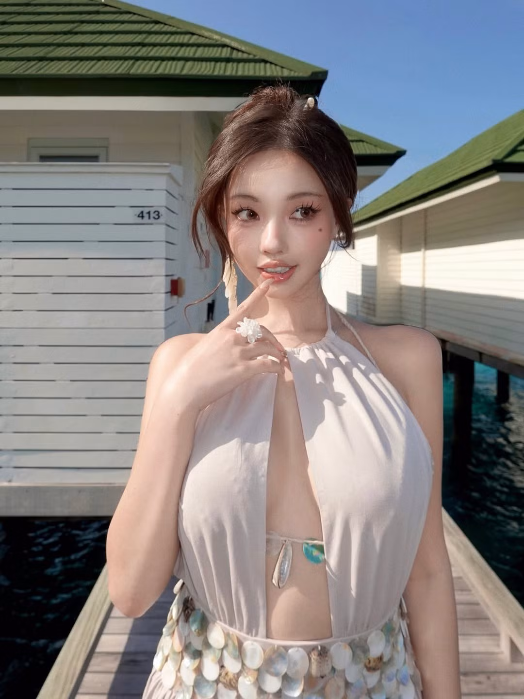 Điểm khiến cư dân mạng "dậy sóng" chính là vóc dáng mảnh mai nhưng vô cùng quyến rũ của cô. Với làn da trắng sứ không tì vết và những đường cong mềm mại, cô nàng thu hút người đối diện trong từng khoảnh khắc. (Ảnh: IGNV)