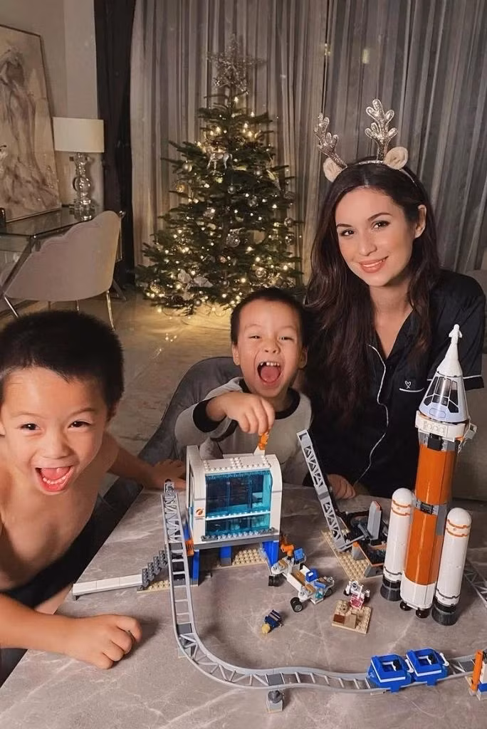 Đầu năm nay, Sonya chính thức ra mắt không gian giáo dục mang tên @gobub, dự án mà cô gọi là “giấc mơ lớn nhất suốt nhiều năm qua”. Trên Instagram, bà mẹ hai con chia sẻ: “Tôi thực sự đam mê mô hình học mà chơi theo sở thích của trẻ. Hai bé nhà tôi được học tại nhà từ 0 đến 5 tuổi, và từ năm ngoái, chúng tôi lại quay lại hình thức học này”.