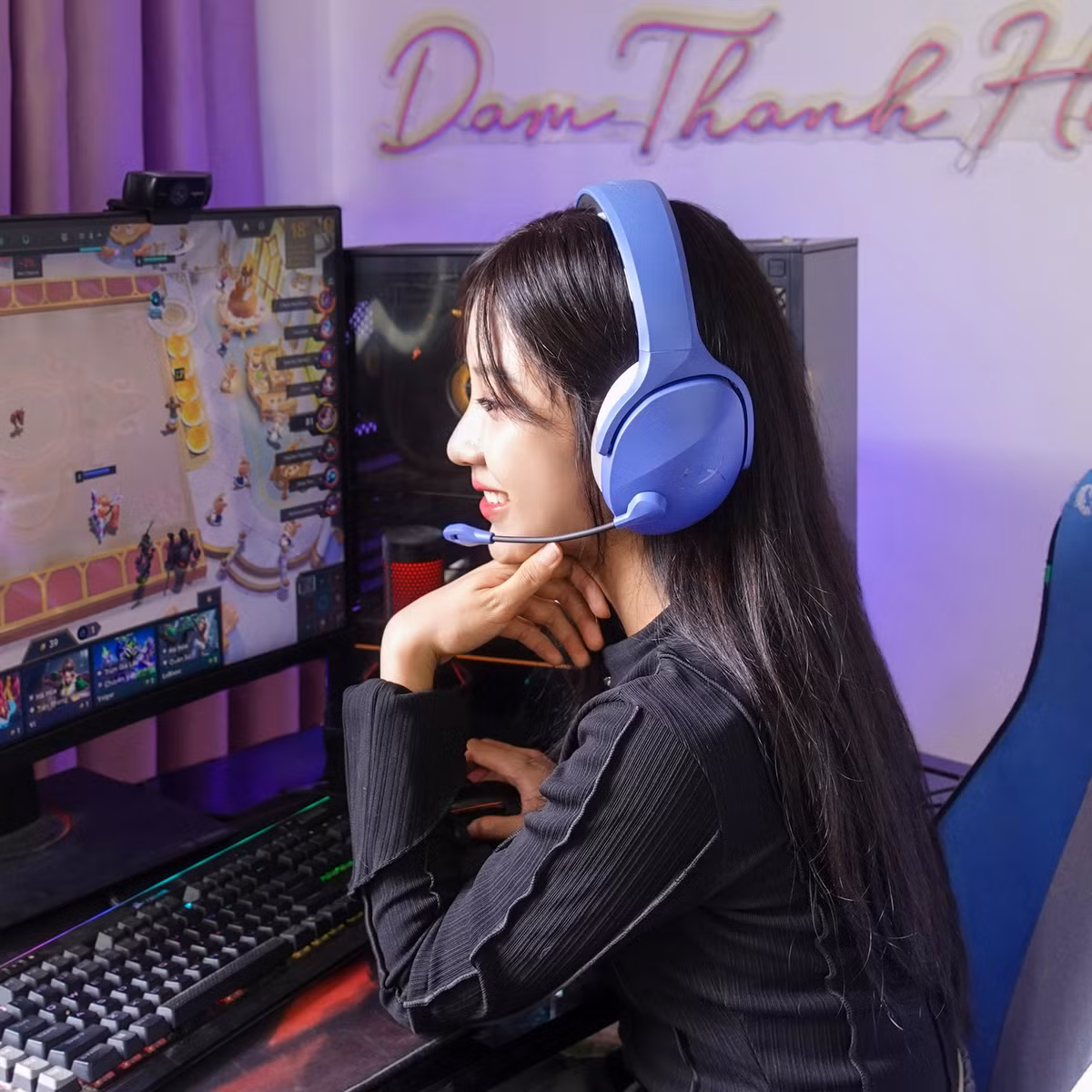 Mới đây, cô nàng streamer xinh đẹp đã khiến người hâm mộ vỡ òa khi bất ngờ chia sẻ những hình ảnh ngọt ngào trong lễ dạm ngõ, chính thức "về chung một nhà" với bạn trai Hải Trần (SN 1992, làm IT) sau chuyện tình kéo dài 7 năm đầy thử thách.
