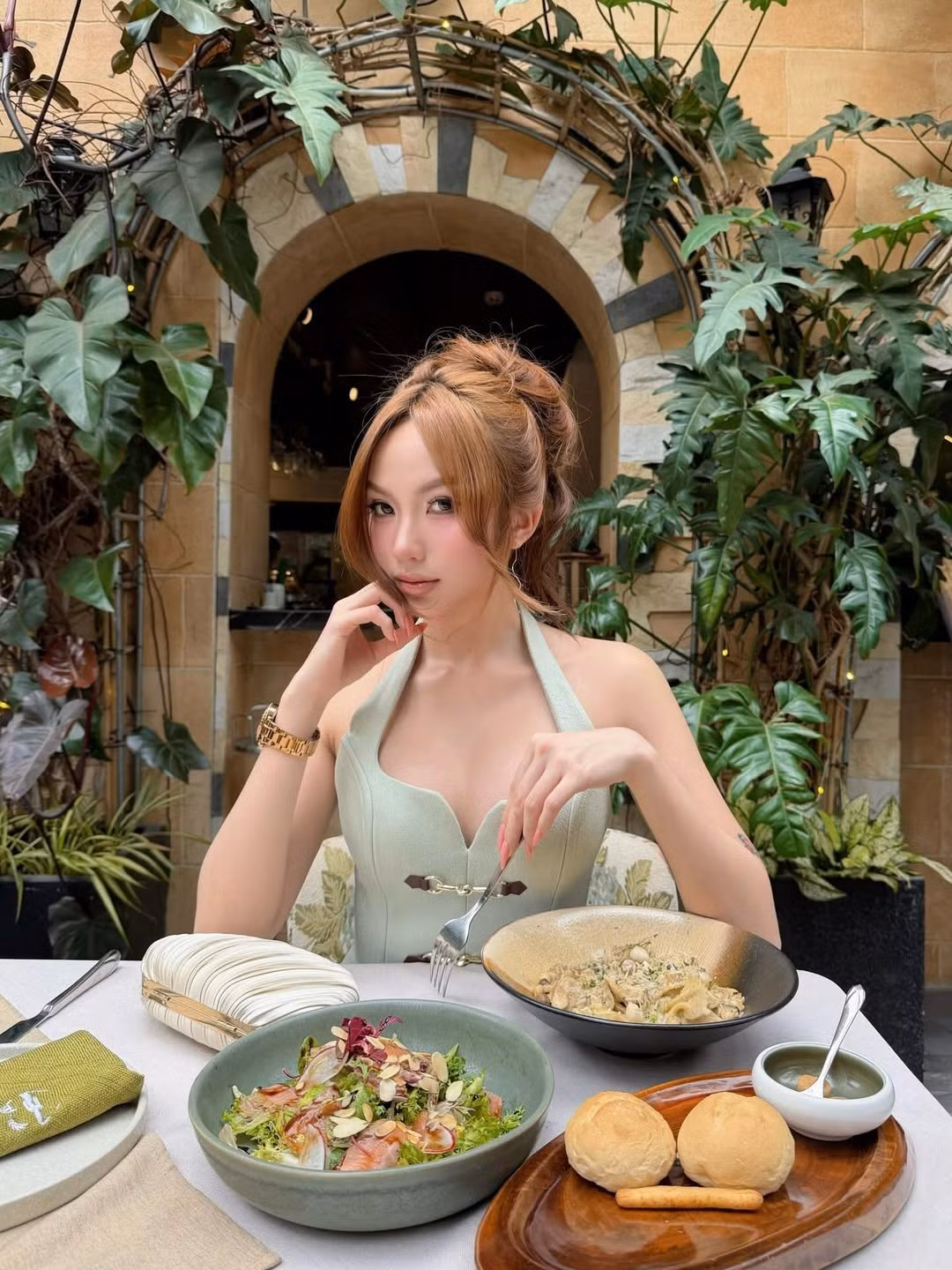 Mới đây, trên trang cá nhân, DJ Quỳnh Như - cô nàng từ lâu được biết đến là hot TikToker đình đám đồng thời là bạn thân của “nữ hoàng dance cover” Xuân Ca - đã đăng tải bộ ảnh mới khiến dân mạng không khỏi xôn xao. (Ảnh: IGNV)