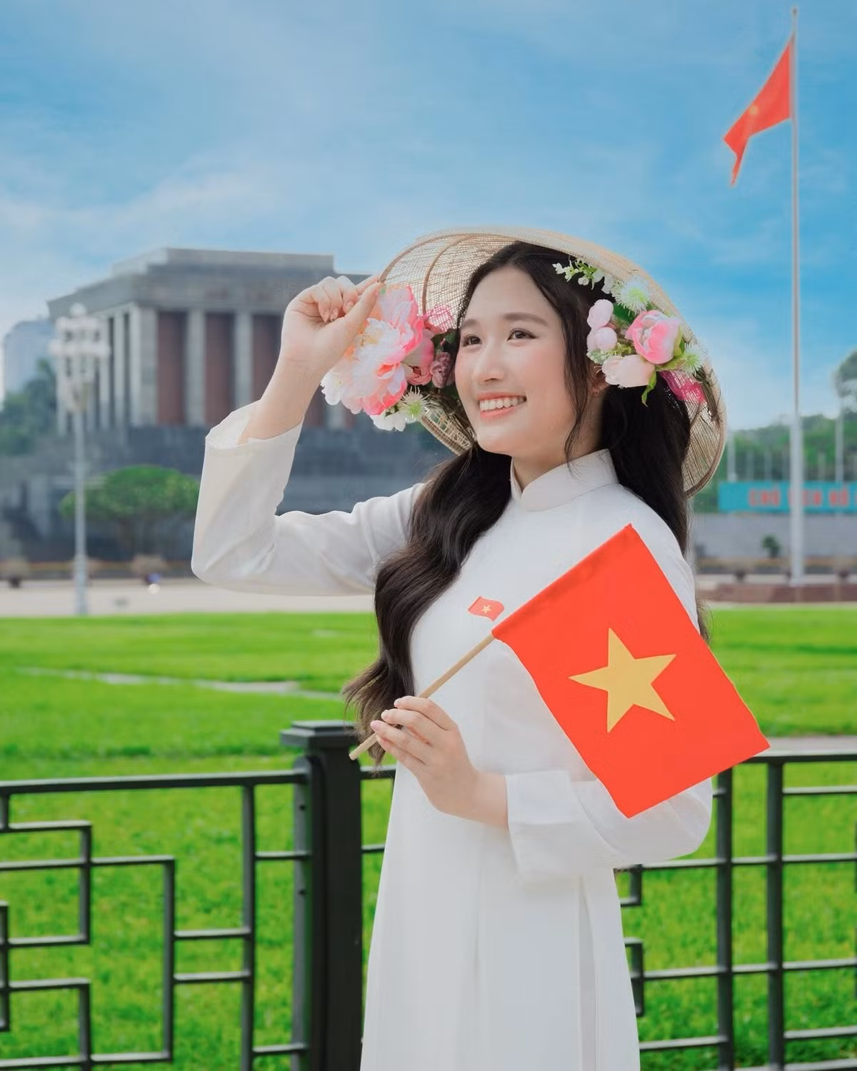 Với hơn 4 triệu người đăng ký trên YouTube và 7,3 triệu người theo dõi trên TikTok, Jenny nổi tiếng với các vlog kể về cuộc sống thường ngày, đi học, và những chuyến đi du lịch một cách hài hước, chân thật. (Ảnh: FBNV)