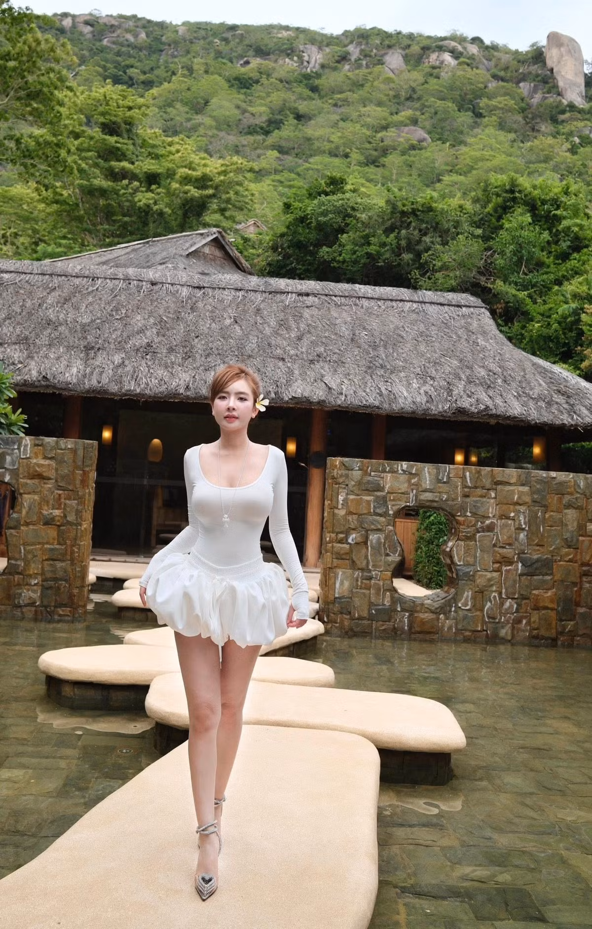 So với thời điểm mới nổi, Phương Bora ở tuổi 31 vẫn giữ được nét trẻ trung, thậm chí còn có phần mặn mà và gợi cảm hơn. Cô từng công khai việc phẫu thuật thẩm mỹ để có được vẻ ngoài ưng ý như hiện tại, bao gồm làm mũi, cằm nhiều lần, tiêm chống lão hóa, truyền trắng và phẫu thuật nâng ngực.