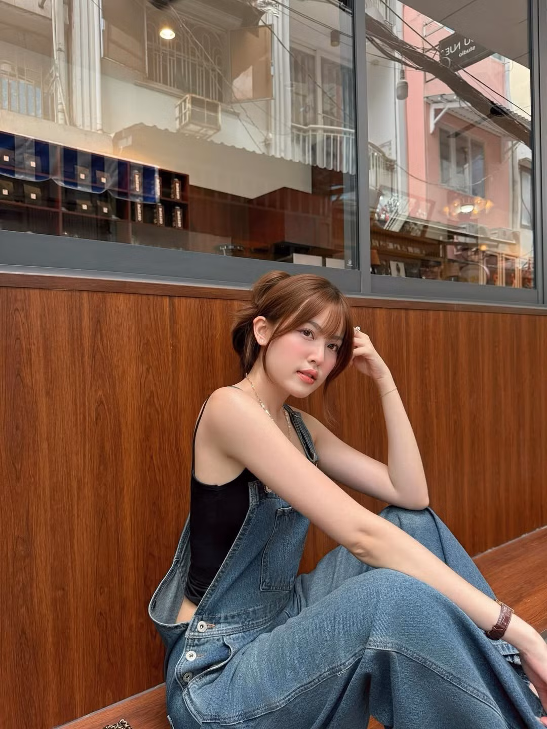 Cô nàng phối cùng một sợi dây chuyền layering với chi tiết ngọc trai và mặt thánh giá, tạo điểm nhấn nổi bật trên nền áo đen. (Ảnh: FBNV)