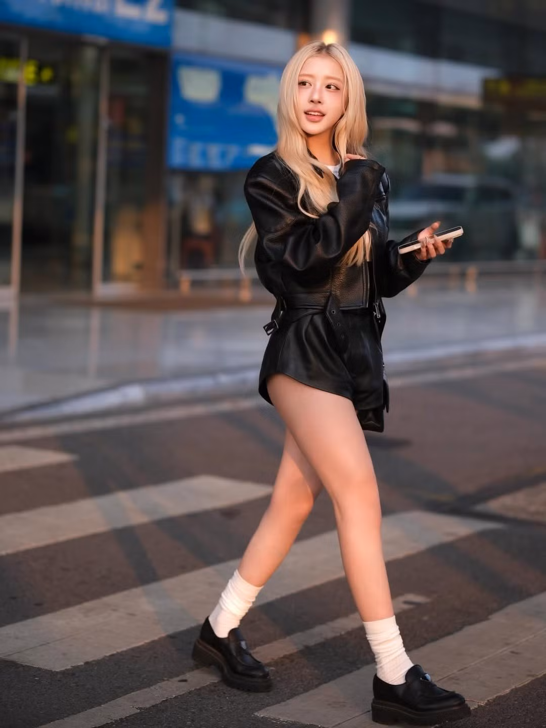 "Trạm tỷ" ban đầu là thuật ngữ chỉ những người thuộc cộng đồng fan chuyên chụp ảnh và theo sát các nghệ sĩ nổi tiếng (thường là Kpop/Cpop). Các trạm tỷ này nổi tiếng với khả năng bắt khoảnh khắc tự nhiên, canh chỉnh ánh sáng và góc chụp từ xa một cách cực kỳ chuyên nghiệp, tạo ra những bức ảnh chất lượng cao và có "hơi thở" của ảnh tạp chí. (Ảnh: IGNV)