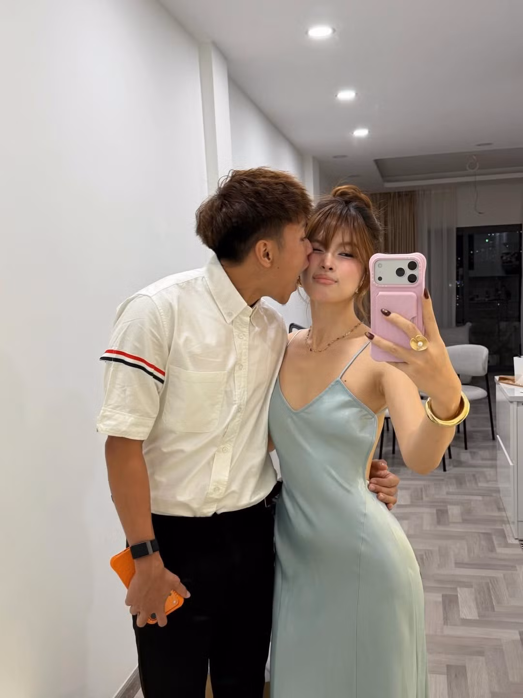 Cặp đôi tạo dáng ngọt ngào bên cạnh nhau, Minh Bình ôm eo bạn gái, lúc thì thơm má tình tứ, lúc lại tạo dáng đầy tinh nghịch. (Ảnh: IG @hiann_)